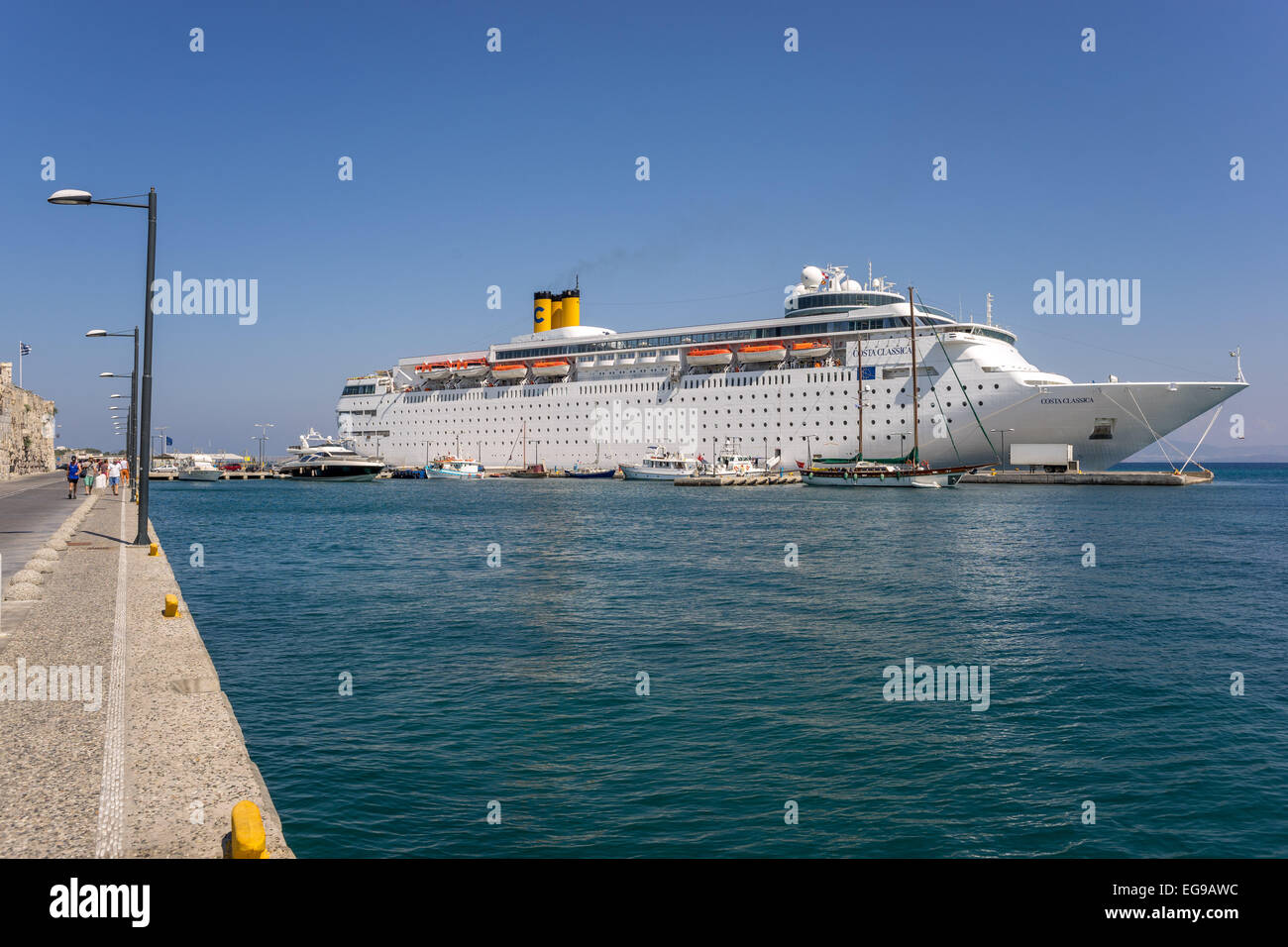 Grande nave da crociera nel porto di Kos Foto Stock