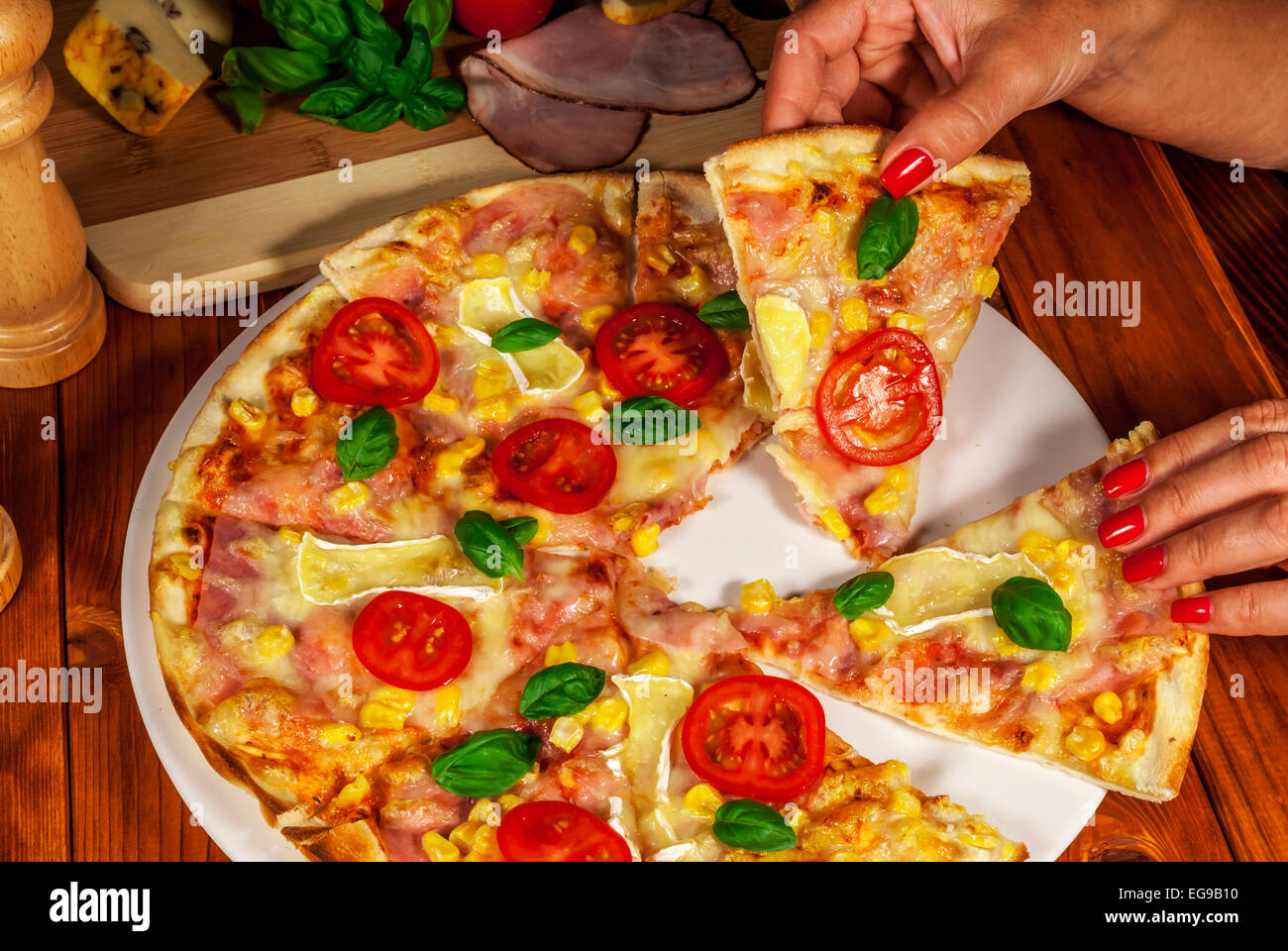 Italian pizza tradizionale con formaggio e pomodoro Foto Stock