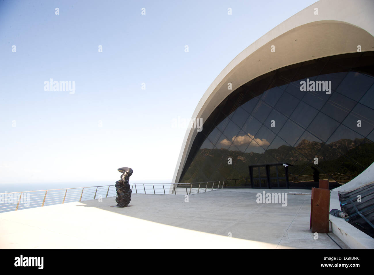 Italia - Ravello - Auditorium Oscar Nimeyer - Tony Cragg scultura Foto Stock