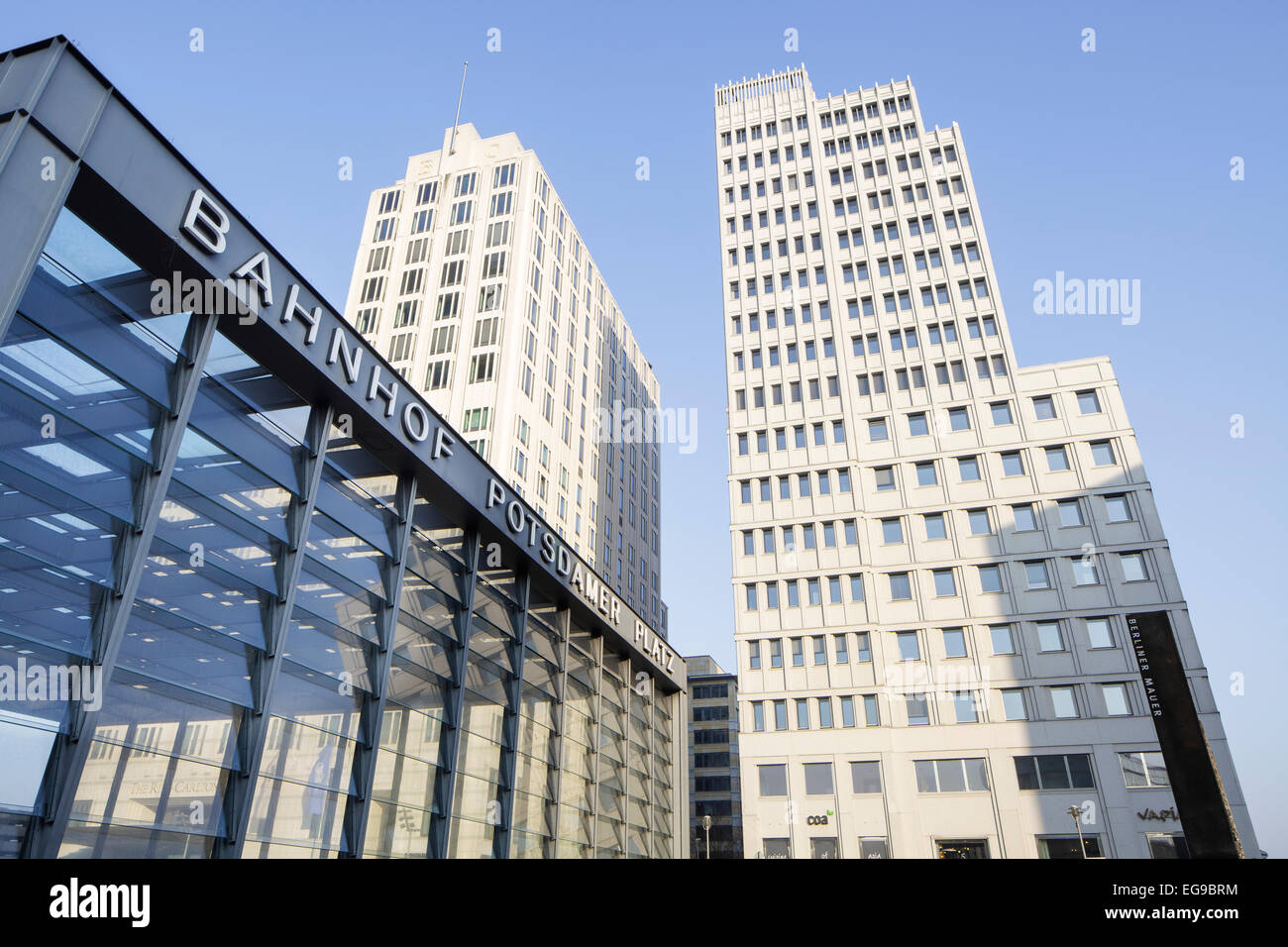 Potsdamer Platz, Beisheim Center con il Ritz Carlton Hotel e ingresso alla stazione di Berlino, Germania Foto Stock