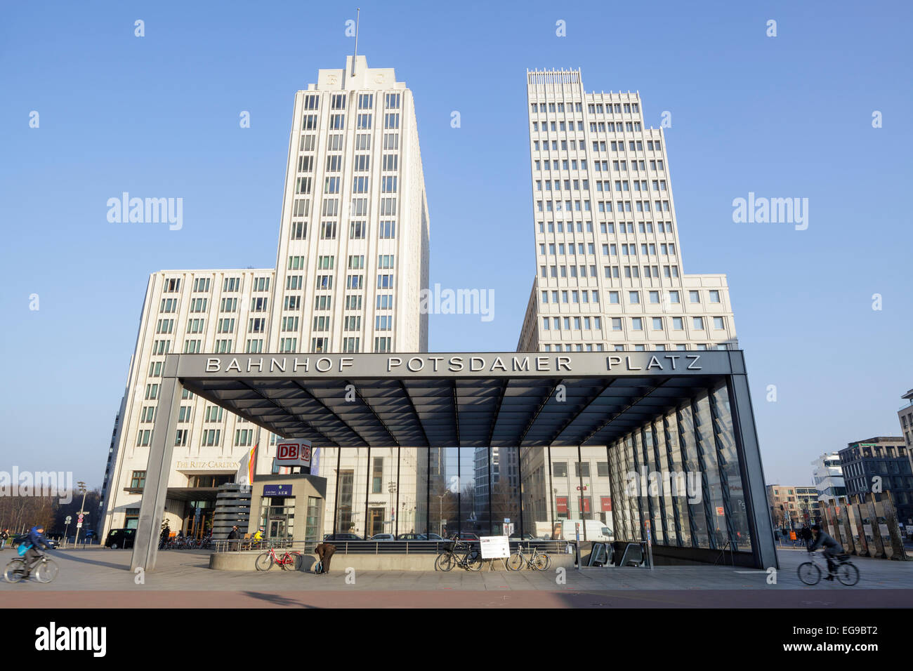 Potsdamer Platz, Beisheim Center con il Ritz Carlton Hotel e ingresso alla stazione di Berlino, Germania Foto Stock