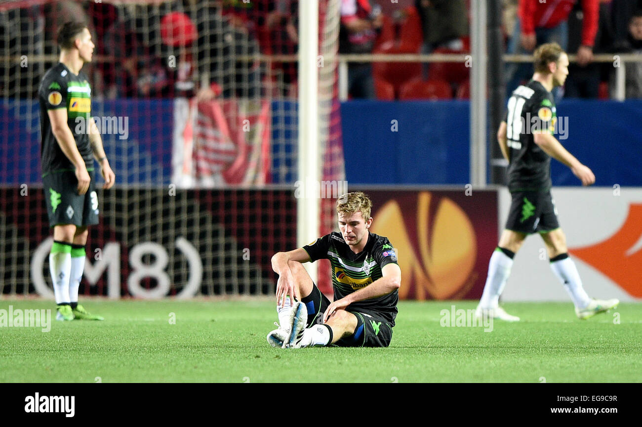 Sevilla, Spagna. 19 Feb, 2015. Moenchengladbach's Granit Xhaka (l-r), Christoph Kramer e Tony Jantschke reagire dopo l'Europa League Round di 32 partita di calcio tra Sevilla FC e Borussia Moenchengladbach al Ramon Sanchez Pizjuan Stadium di Sevilla, Spagna, 19 febbraio 2015. Foto: Jonas Guettler/dpa/Alamy Live News Foto Stock