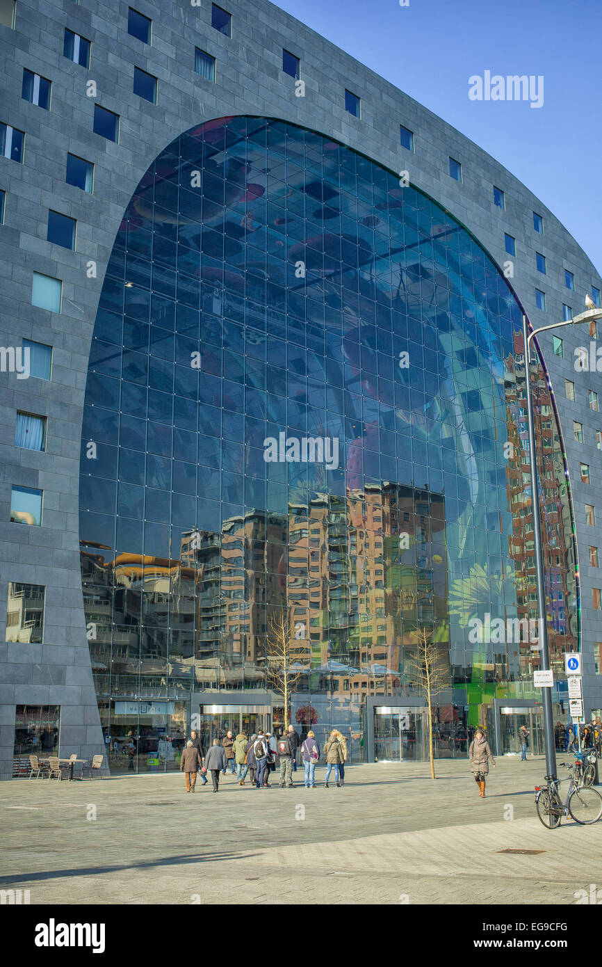 Vista del nuovo artistico mercato alimentare hall di Rotterdam, Paesi Bassi Foto Stock