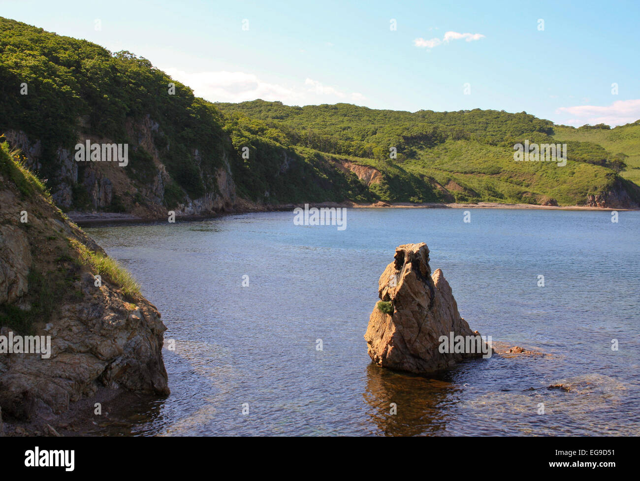 Spiaggia rocciosa sulla banca di isola 'Putjatin'. La Russia Foto Stock