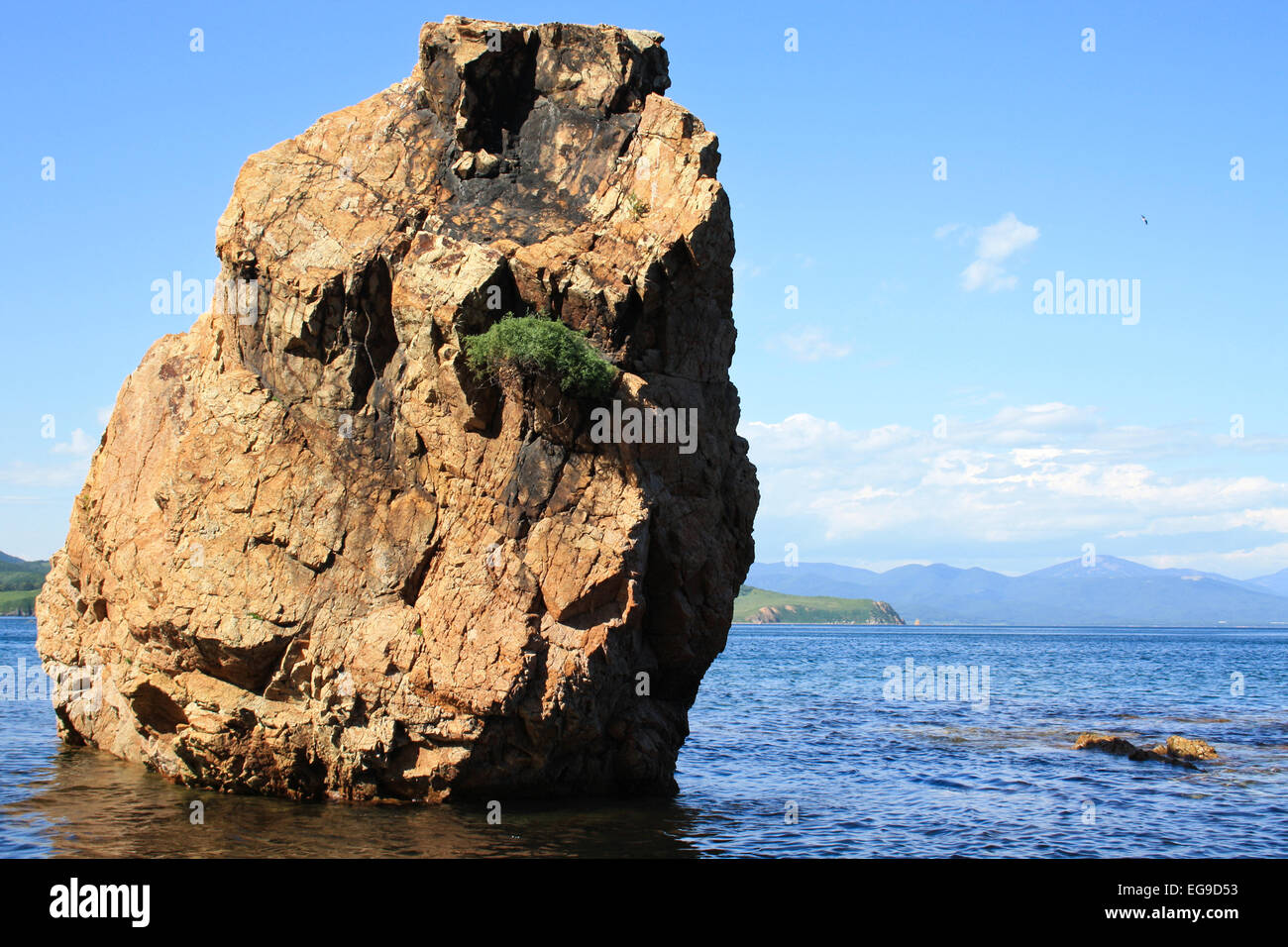 Spiaggia rocciosa sulla banca di isola 'Putjatin'. La Russia Foto Stock