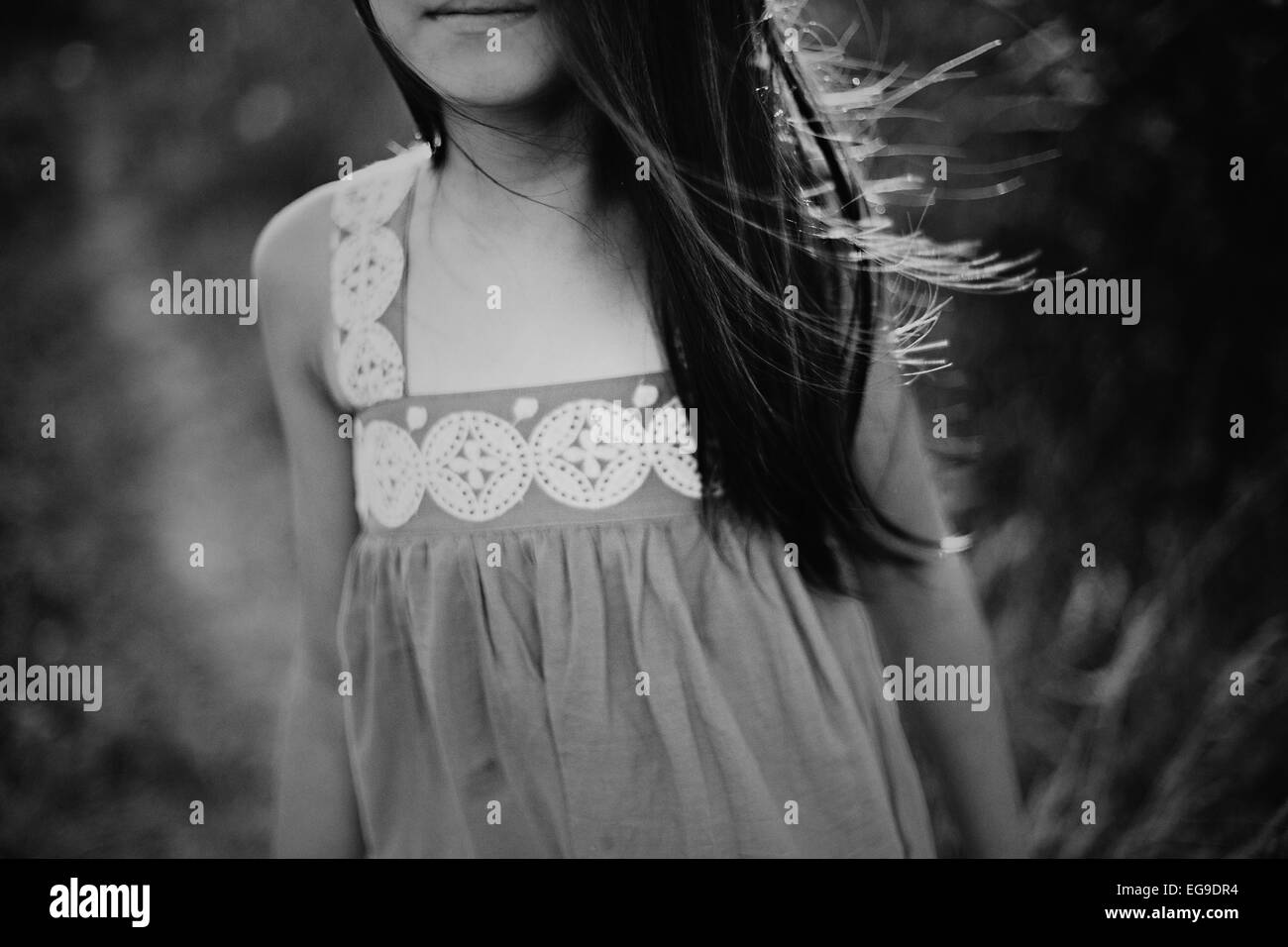 La ragazza (8-9) con vento capelli tousled Foto Stock