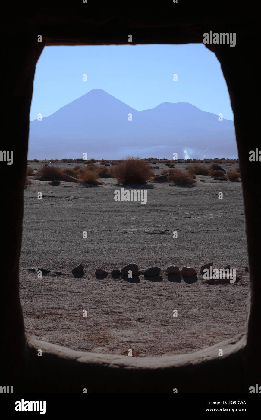 Vista del deserto dall'interno della casa di epoca preistorica, il Deserto di Atacama, Cile Foto Stock