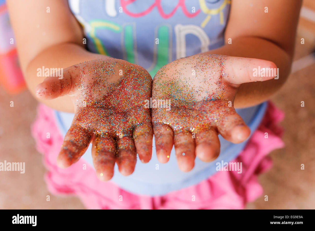 Glitter sulla ragazza in mani Foto Stock