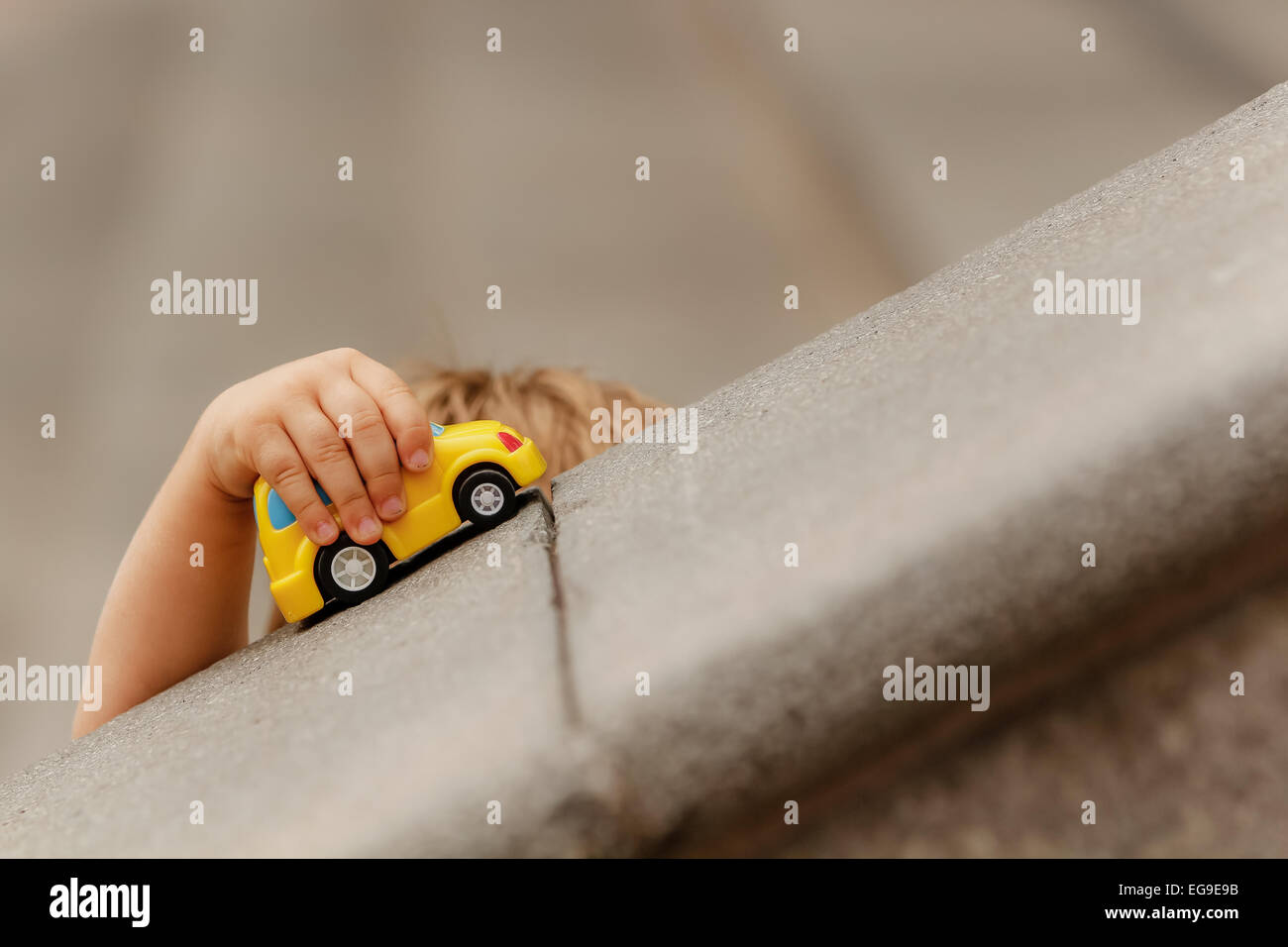 Ragazzo giocando con il giocattolo auto all'aperto Foto Stock