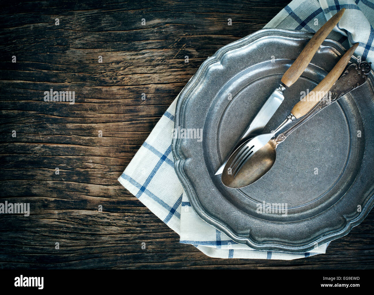 Close-up di vintage piastra con la forchetta, cucchiaio e coltello da tavola Foto Stock