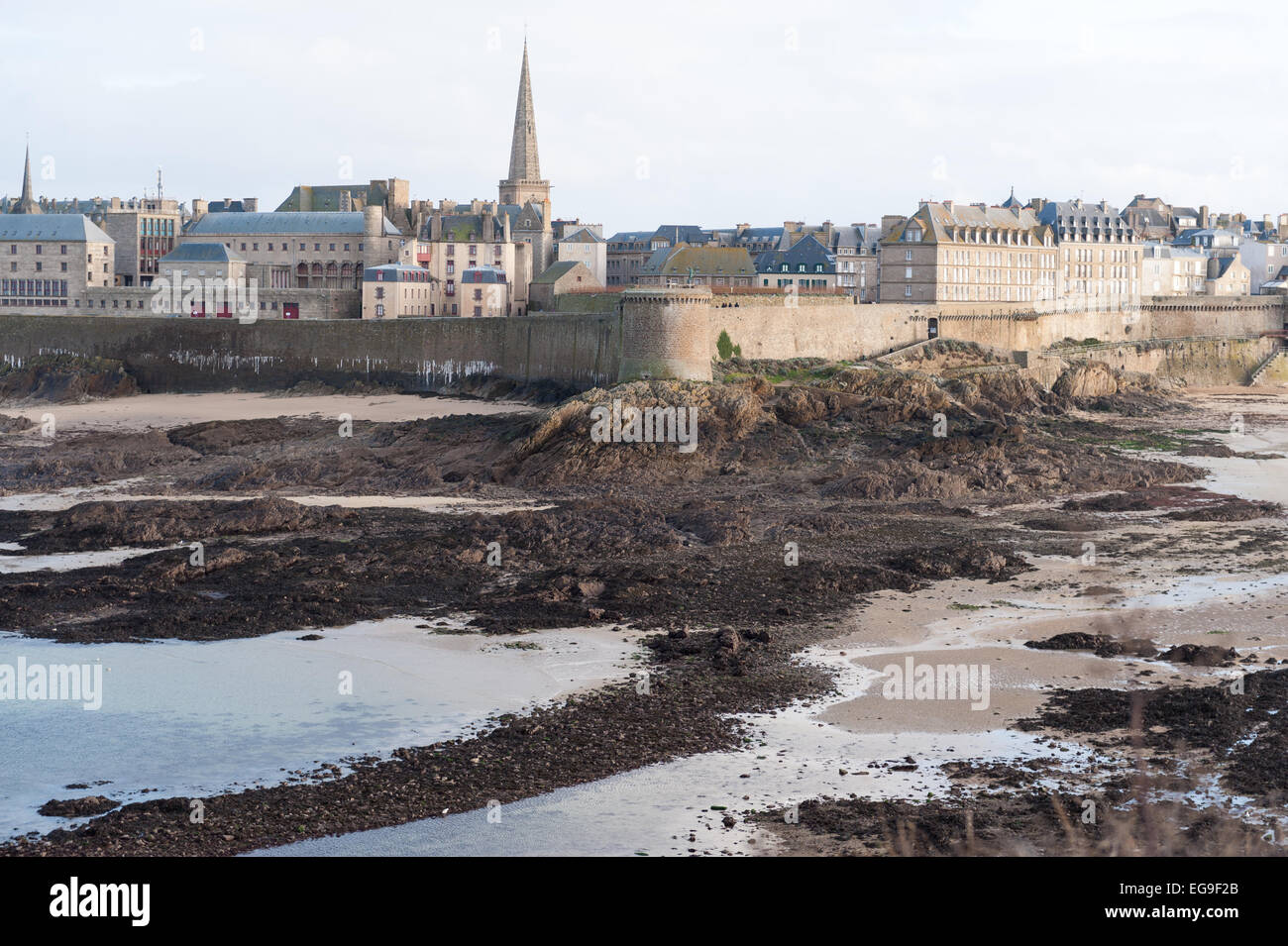 Francia, Bretagna Ille-et-Vilaine, Saint Malo, città murata visto dalla spiaggia Foto Stock