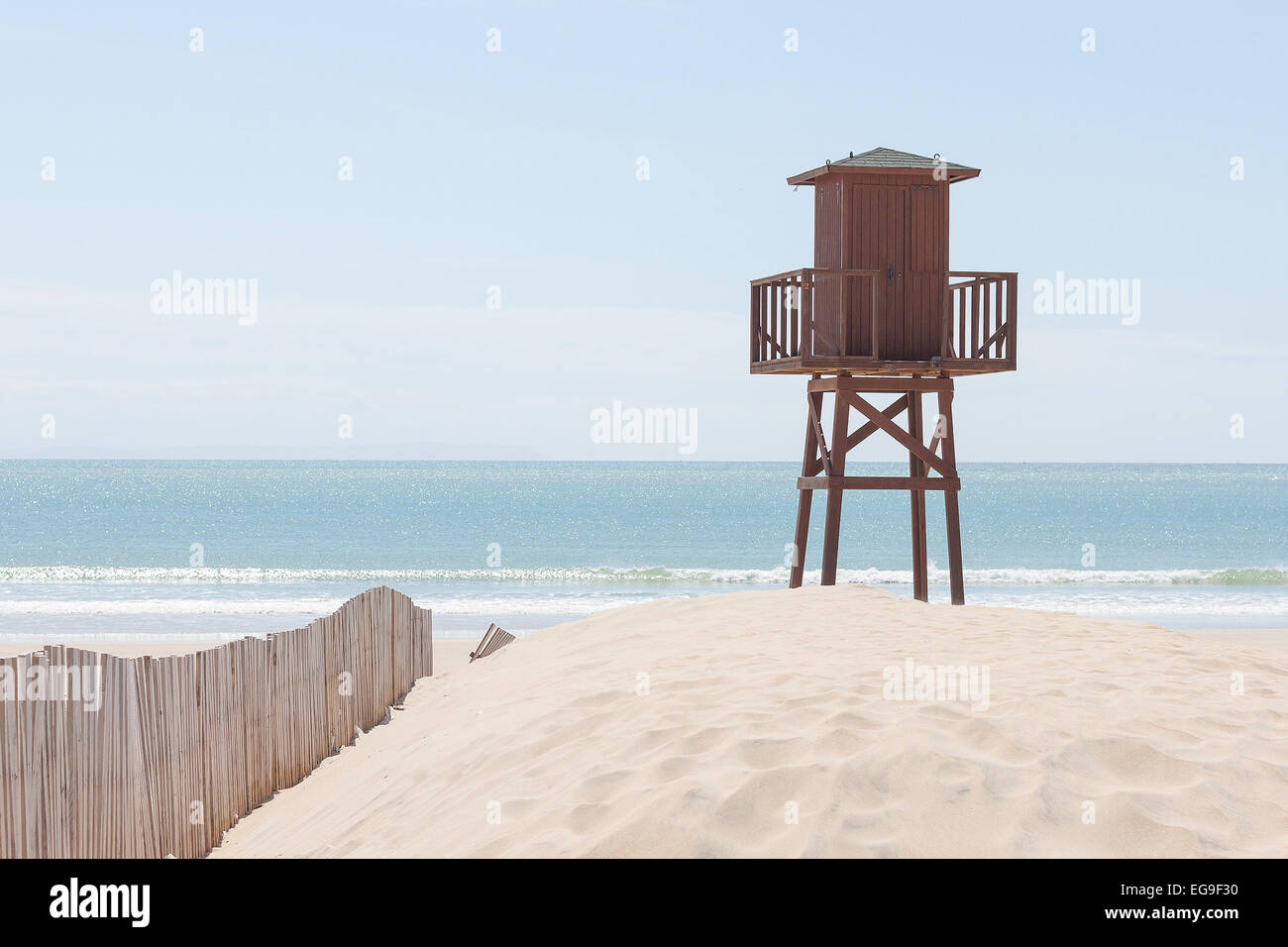Torre di bagnino su Playa de Barbate, Verano, Cadice, Spagna Foto Stock