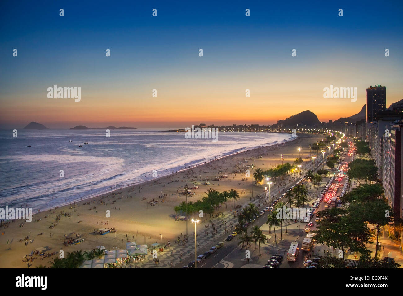 Il Brasile, Rio de Janeiro, la vista della spiaggia di Copacabana al tramonto Foto Stock