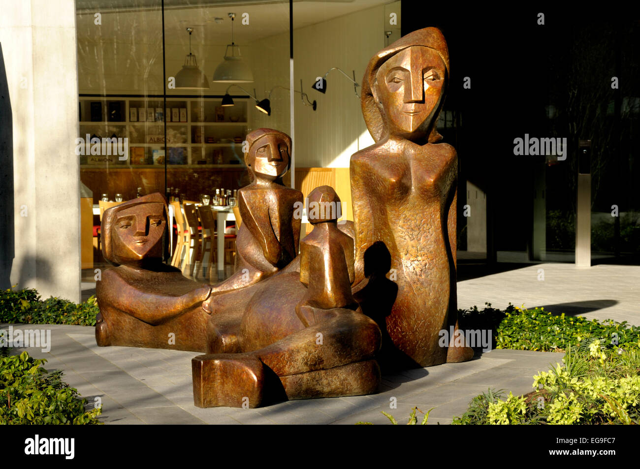 Londra, Inghilterra, Regno Unito. "Una famiglia in Residence' (Ivan Murray: 2012) scultura in bronzo sul neo Bankside, vicino alla Tate Modern Foto Stock