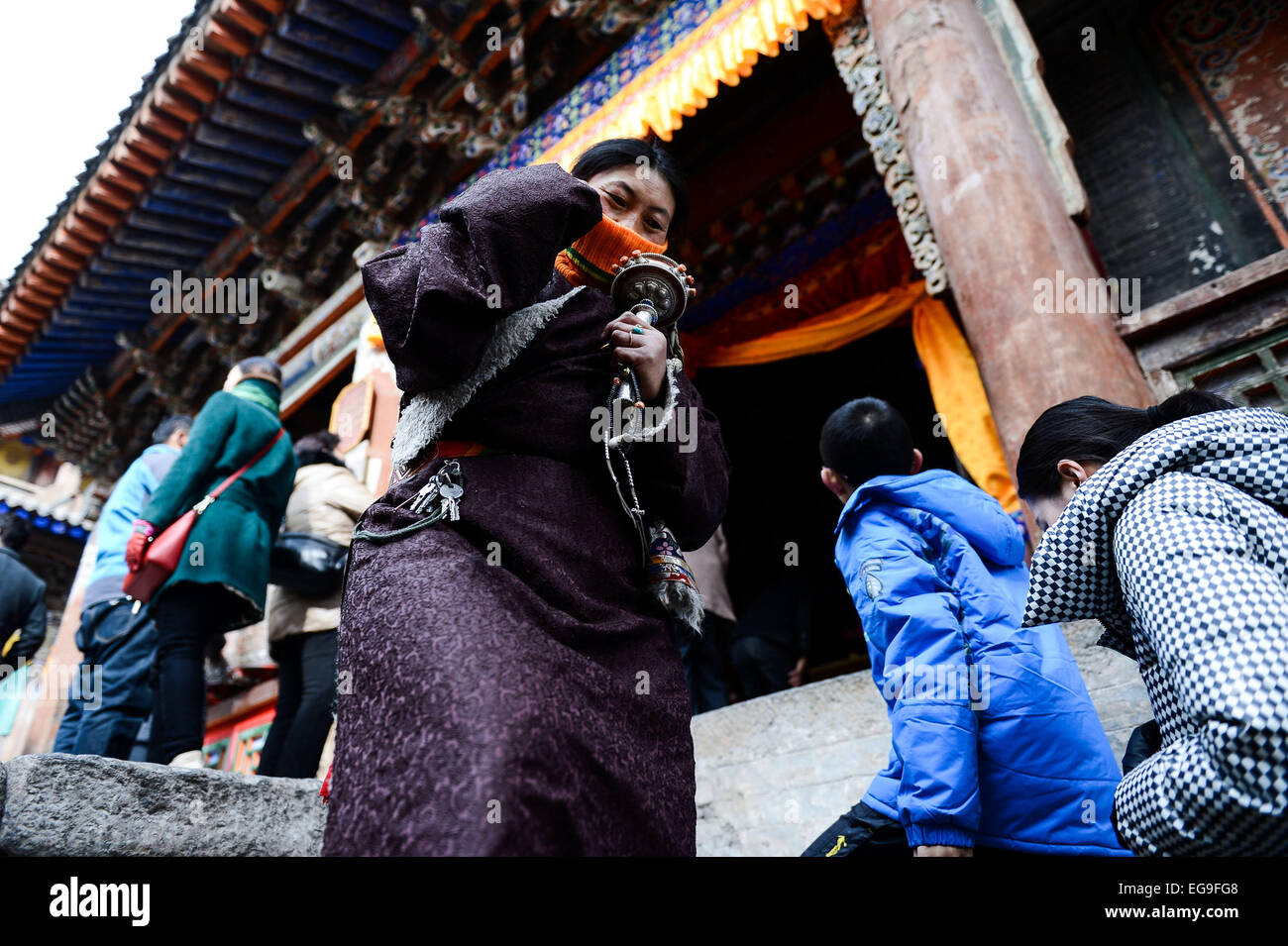 Huangzhong. Xx Febbraio 2015. Una donna tibetana prega per le benedizioni al monastero Taer Huangzhong nella contea di nord-ovest della Cina di Provincia di Qinghai, Feb 20, 2015. Il nuovo anno sotto il calendario tibetano ha coinciso con il Festival di primavera di quest'anno, che è sceso nel febbraio 19. Taer monastero è il luogo di nascita di Tzong Khapa, fondatore della Geluk Scuola di Buddismo tibetano. Credito: Wu pista/Xinhua/Alamy Live News Foto Stock