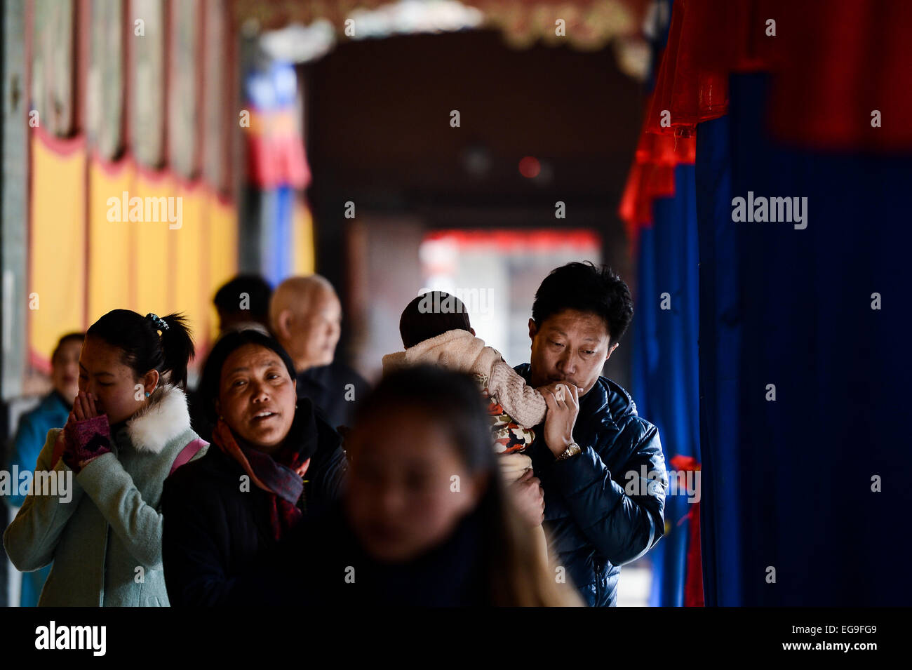 Huangzhong. Xx Febbraio 2015. Tibetani a piedi intorno al monastero Taer per benedizioni in Huangzhong contea di nord-ovest della Cina di Provincia di Qinghai, Feb 20, 2015. Il nuovo anno sotto il calendario tibetano ha coinciso con il Festival di primavera di quest'anno, che è sceso nel febbraio 19. Taer monastero è il luogo di nascita di Tzong Khapa, fondatore della Geluk Scuola di Buddismo tibetano. Credito: Wu pista/Xinhua/Alamy Live News Foto Stock