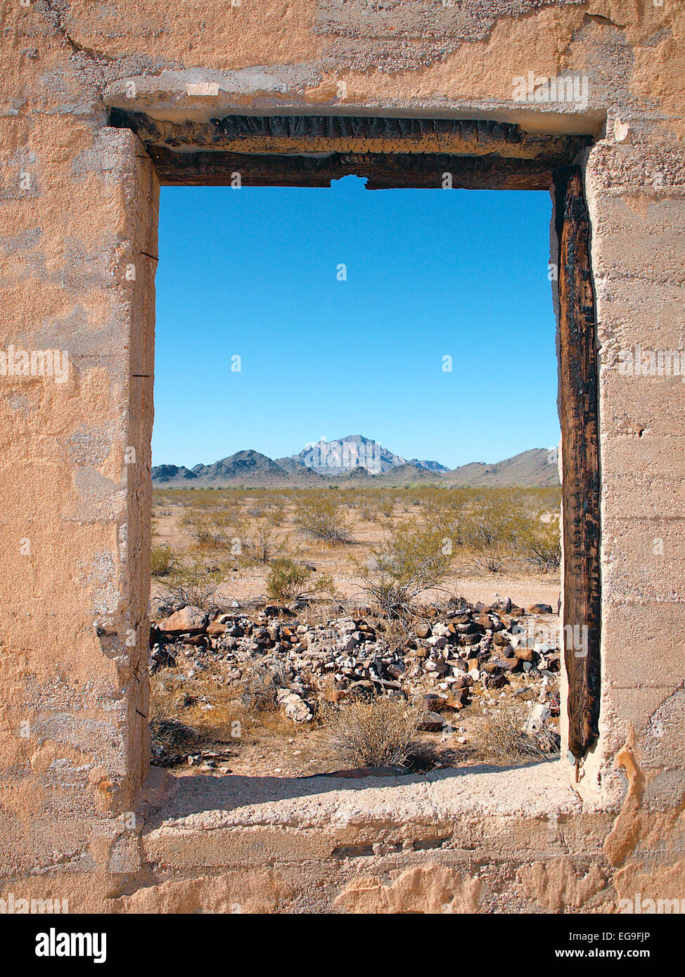 Stati Uniti d'America, Arizona, Tonopah, la vista della montagna da finestra Foto Stock
