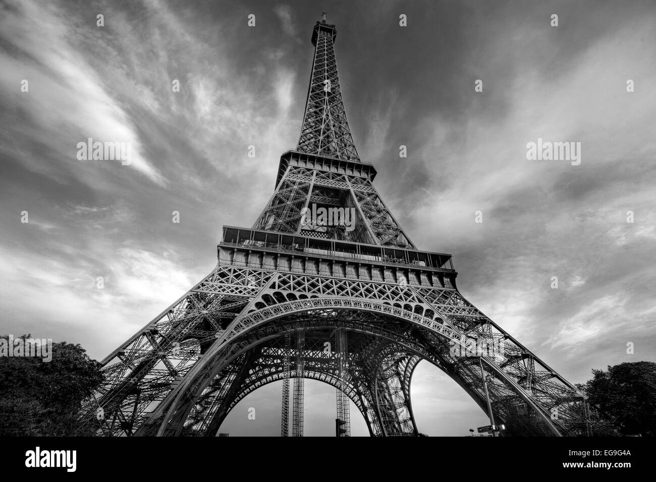 Francia, Parigi, basso angolo vista della Torre Eiffel Foto Stock