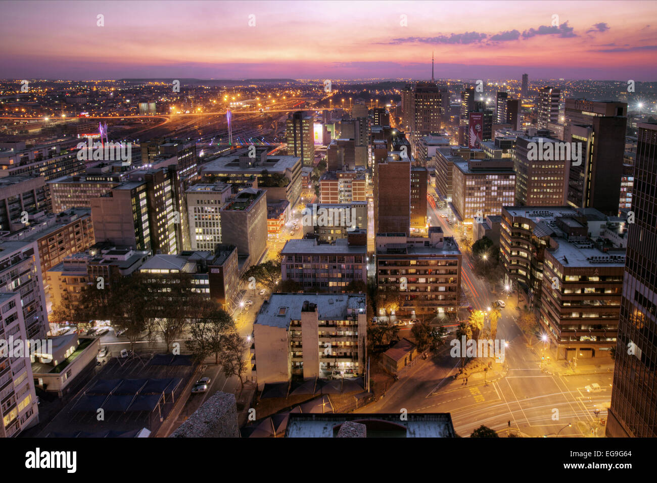 Vista al tramonto dello skyline e del ponte Nelson Mandela, Johannesburg, Sudafrica Foto Stock