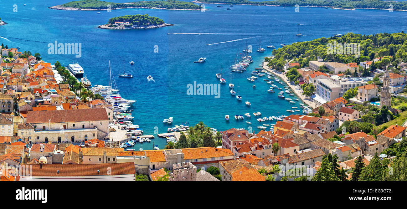 Baia di Lèsina e yacht harbor antenna vista panoramica Foto Stock