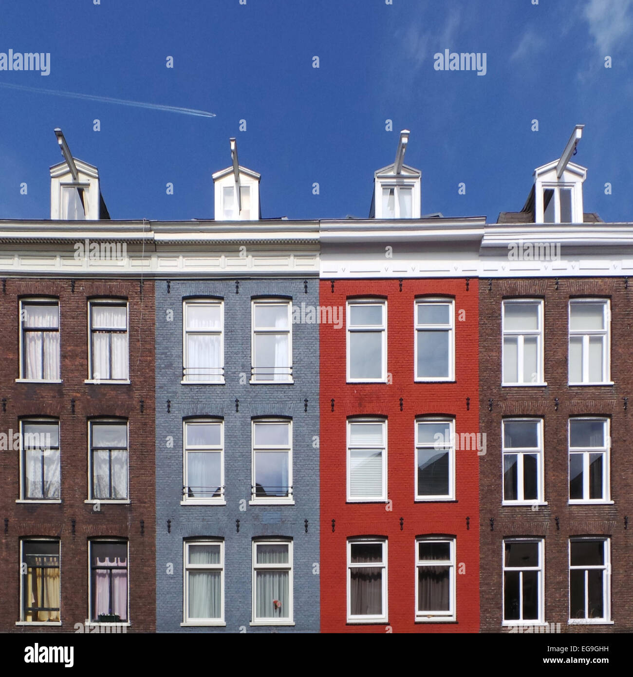Quattro facciate di edifici in diversi colori in una riga Foto Stock