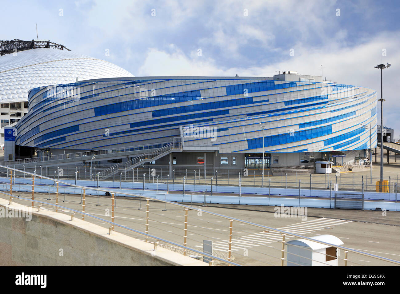 Sochi, Russia - 15 Febbraio 2015: Shayba Arena di un disco da hockey in Adler Foto Stock