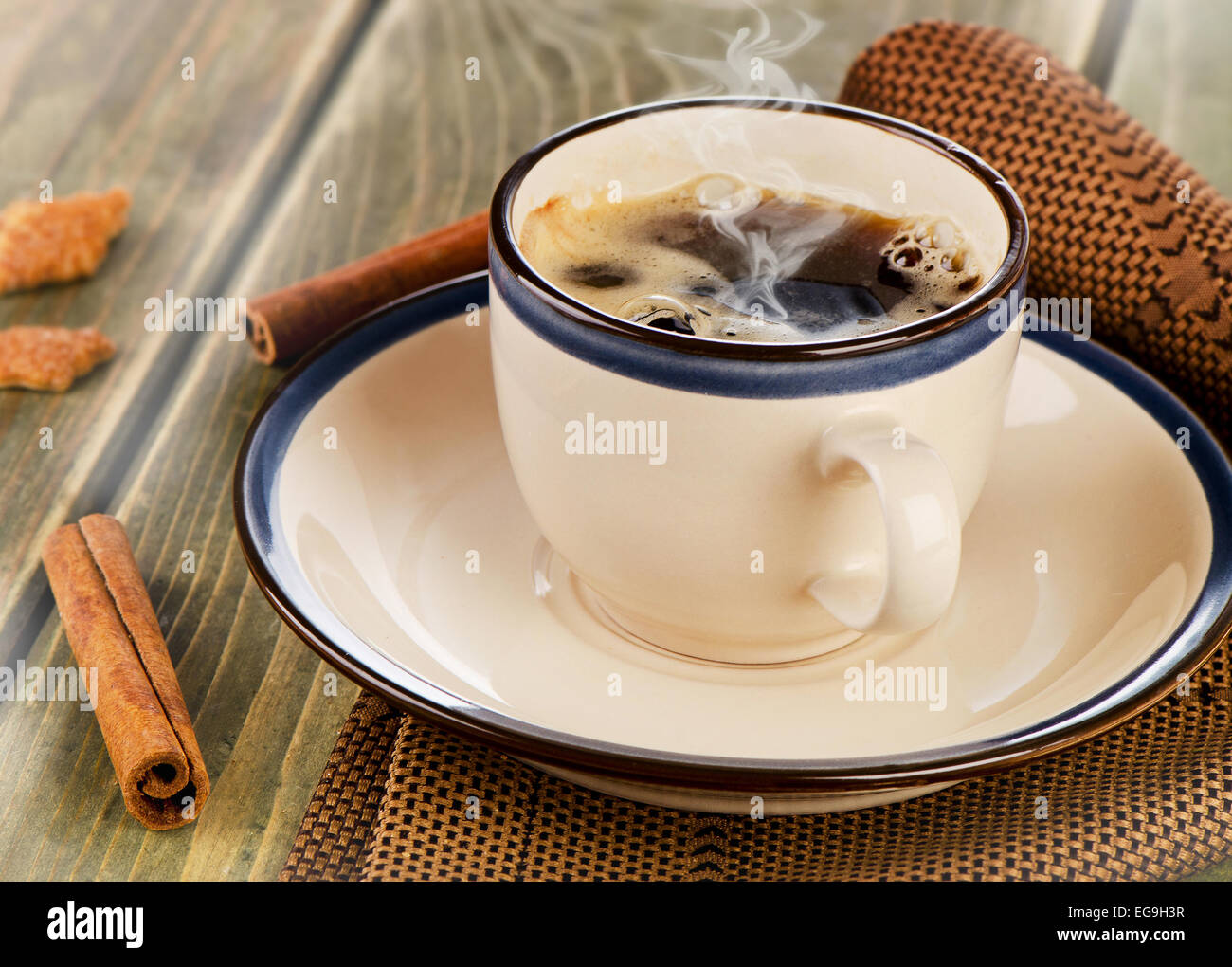 Tazza di caffè e biscotti su di un tavolo di legno. Messa a fuoco selettiva Foto Stock