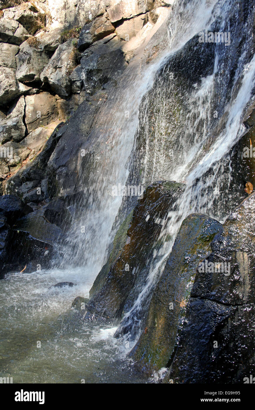 Flussi di acqua cadono dalla montagna alta Foto Stock