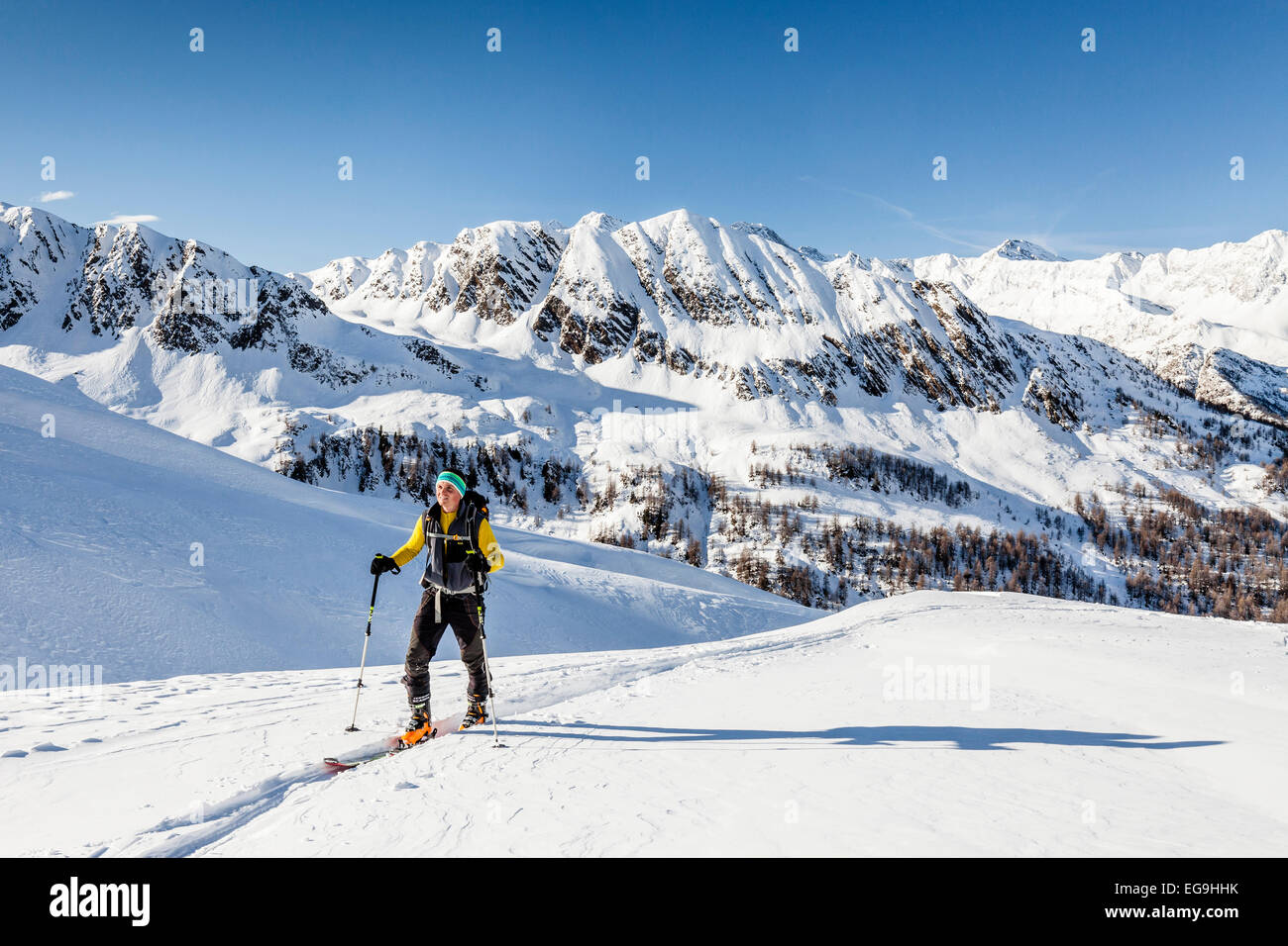 Ski tourer durante la salita del Mt Zermaidjoch, sul retro Mt Pfauses e Mt Ganderberg, Moso in Passiria, Val Passiria Foto Stock