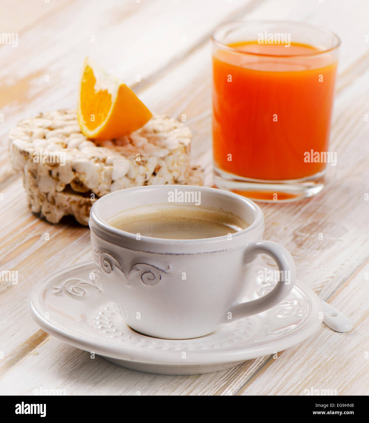 Una sana prima colazione - tazza da caffè, succo d'arancia e pane tostato Foto Stock