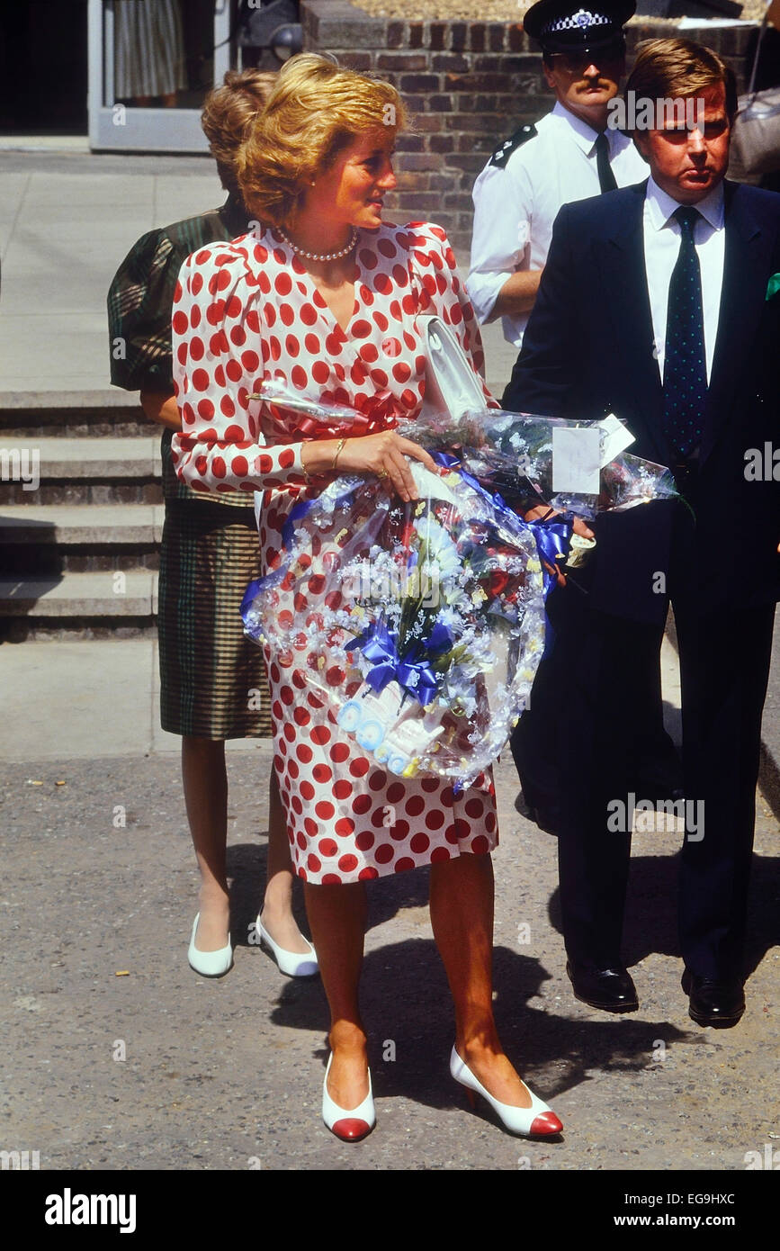 Il 21 luglio. La principessa Diana visita al Royal College of Art accompagnata da una guardia del corpo Ken Wharfe. Londra. 21 Luglio 1989 Foto Stock