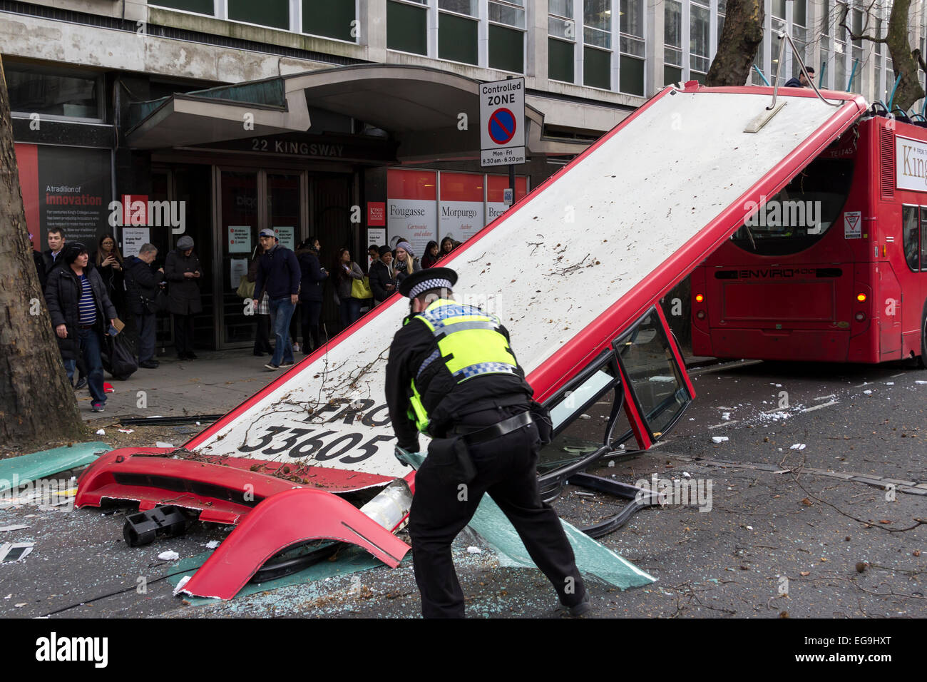 Londra. Funzionario di polizia sul bus crash site. Foto Stock