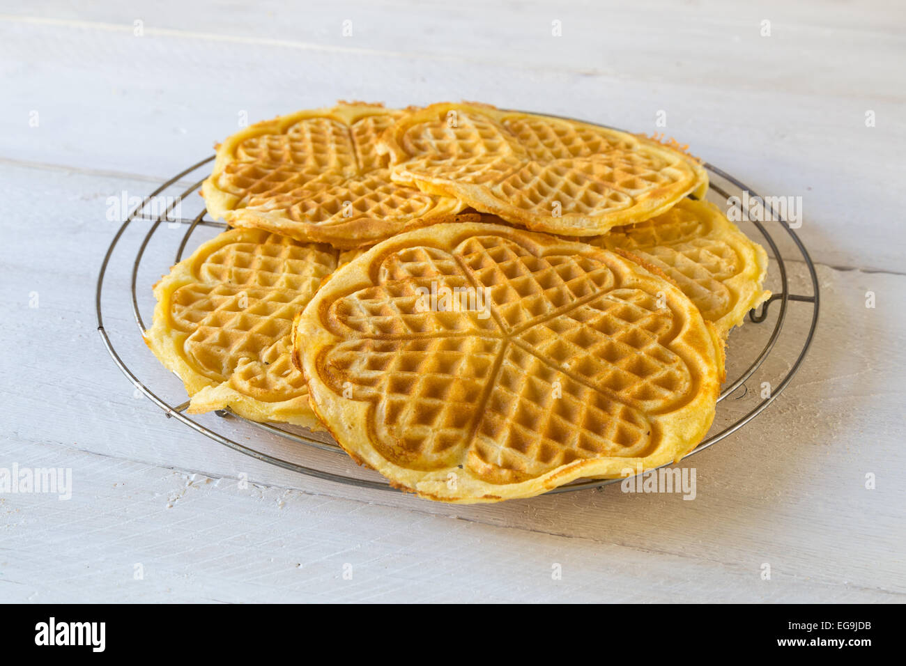 Waffles fatti in casa memorizzati per raffreddare Foto Stock