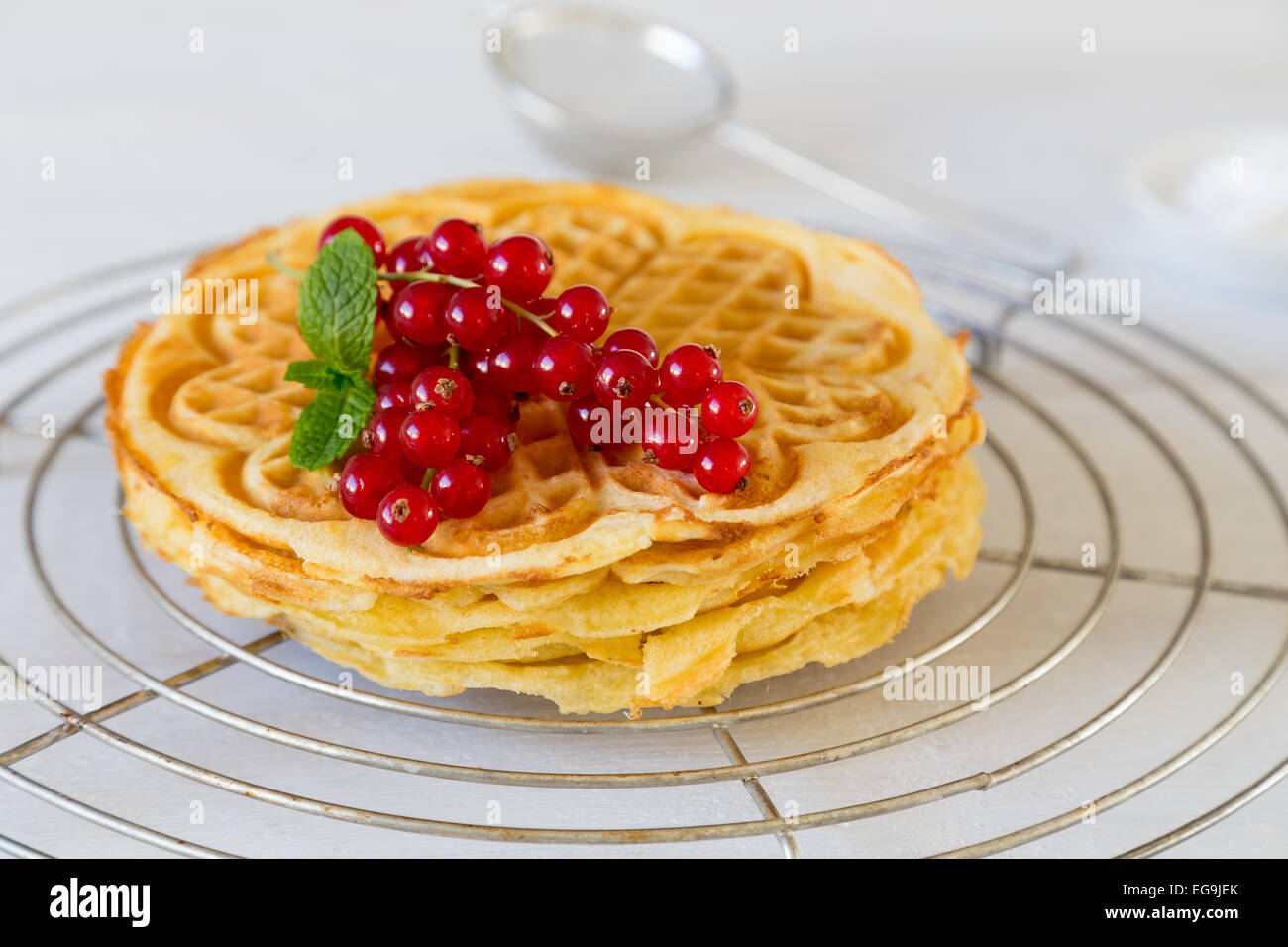 Impilati waffles fatti in casa per raffreddare memorizzata Foto Stock