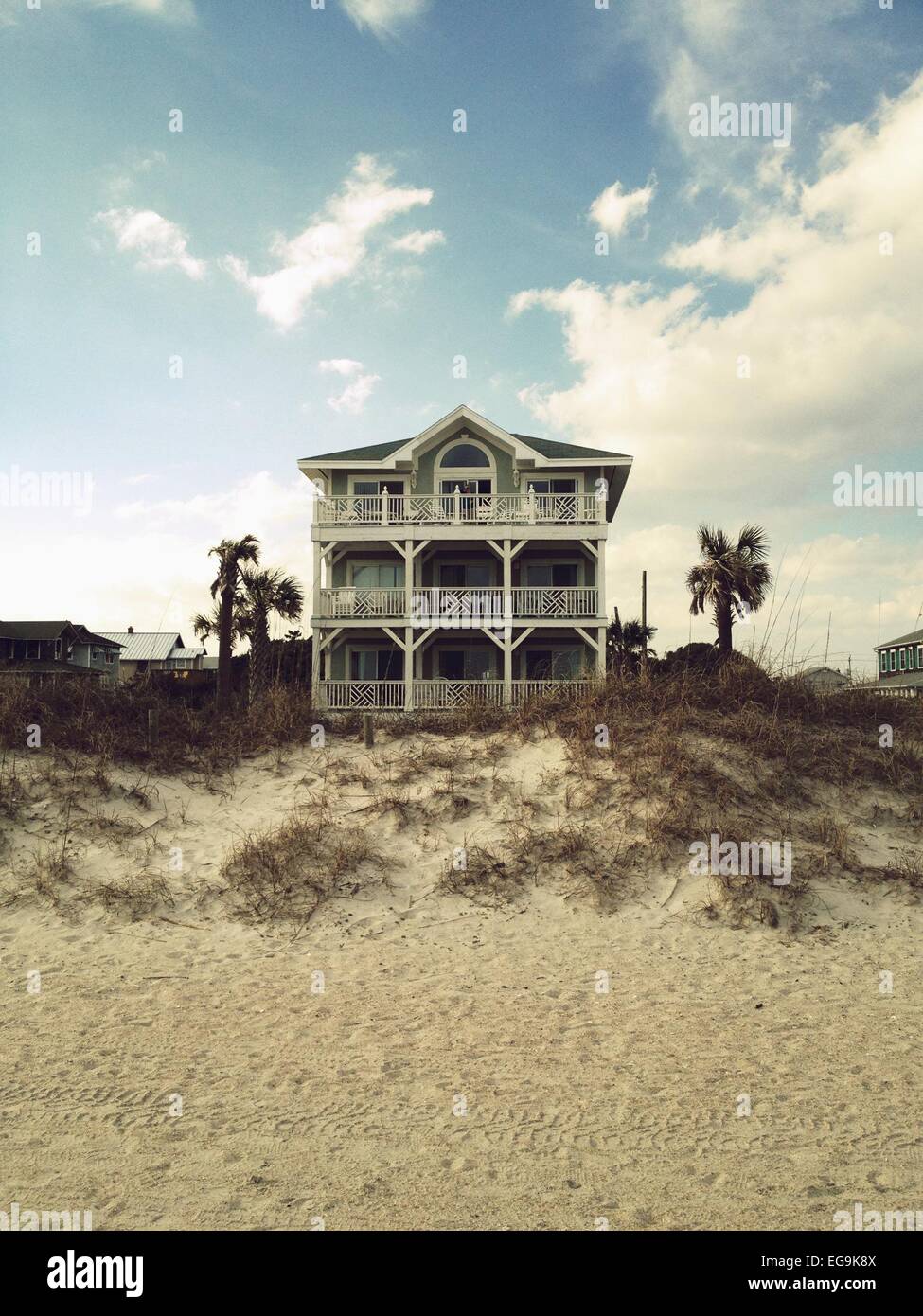 Stati Uniti d'America, North Carolina, il Beach House su dune di sabbia Foto Stock