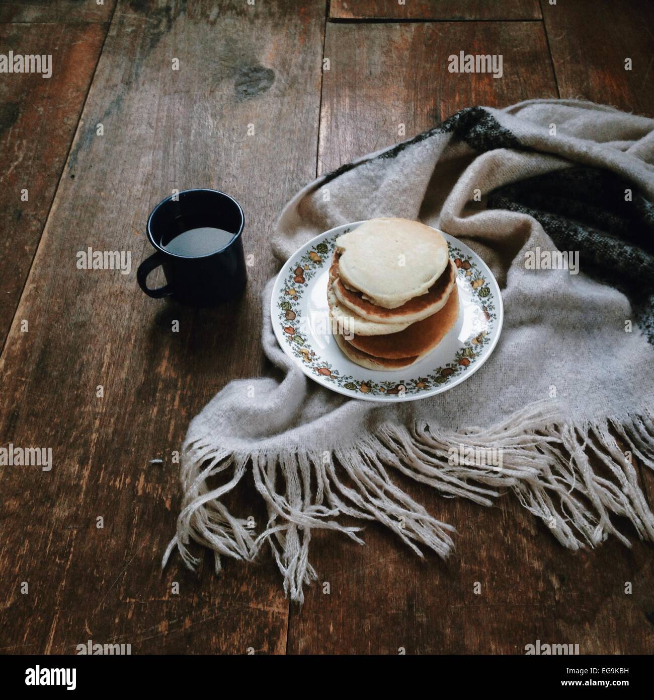 Frittelle e la tazza di caffè con coperta Foto Stock