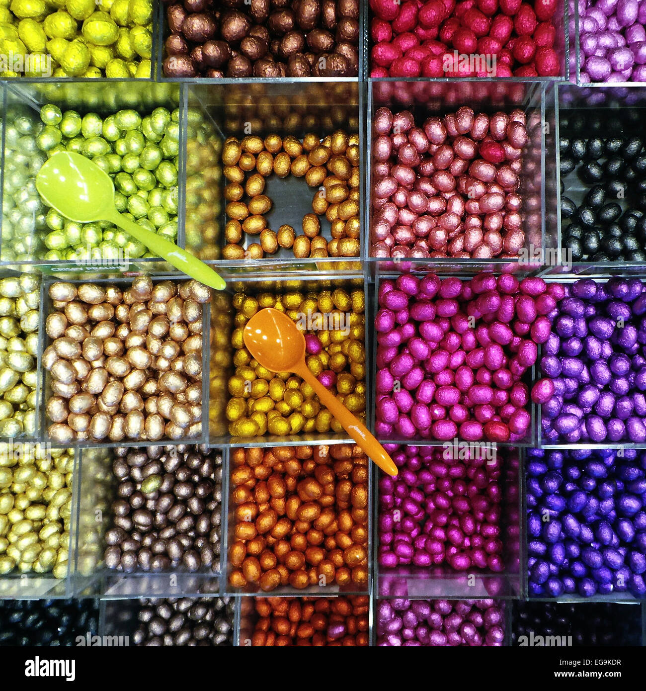 Contenitori di multi caramelle colorate in negozio Foto Stock