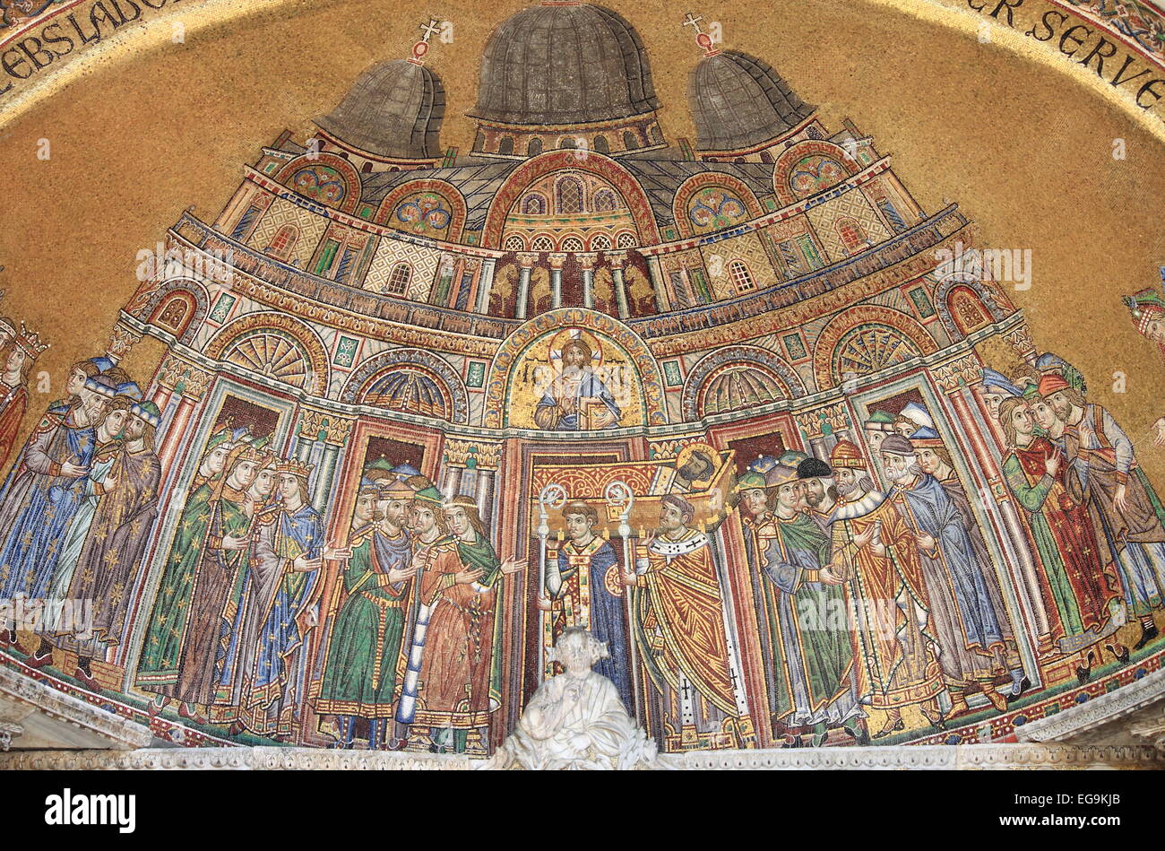 Mosaico nella facciata del Duomo di San Marco a Venezia. Descrive l'accoglienza del corpo di San Marco nella basilica di San Marco Foto Stock