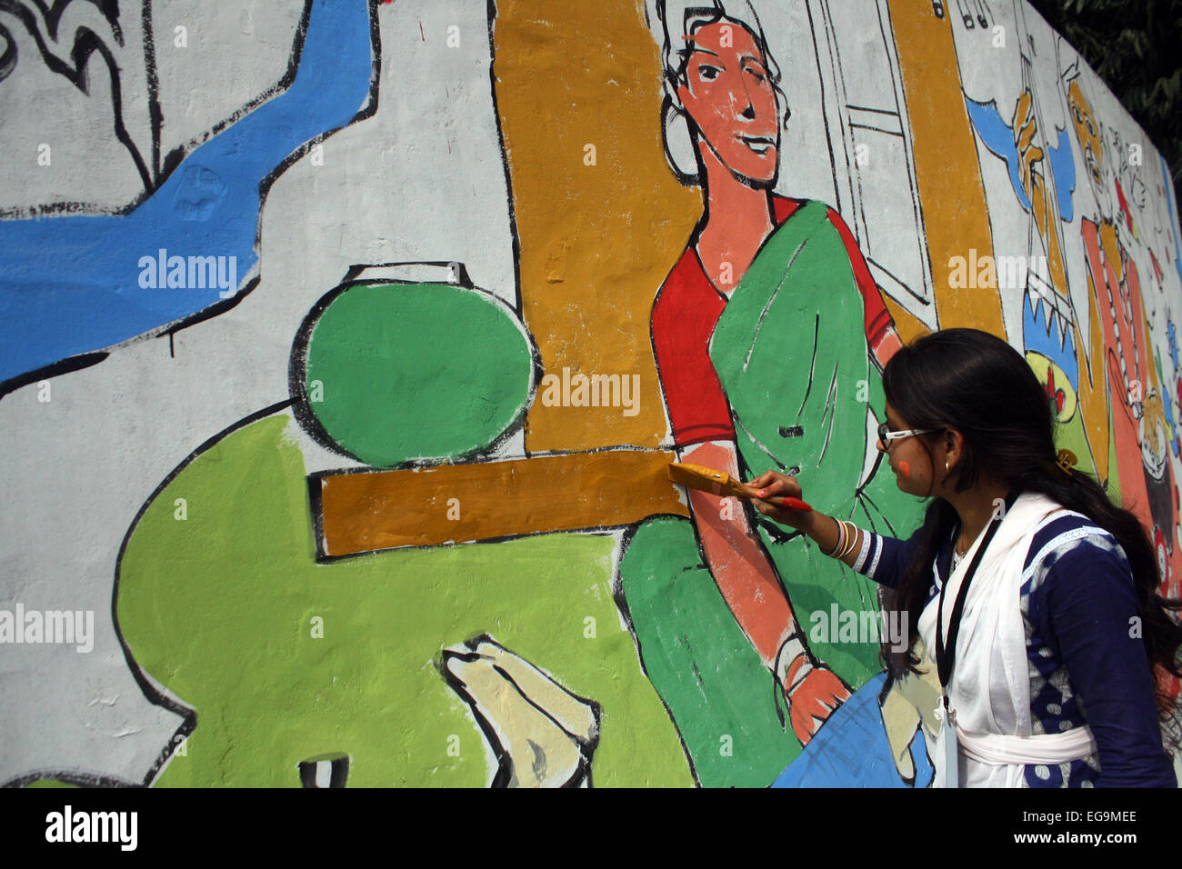 Bangladese in belle arti gli studenti e gli insegnanti di vernice sul davanti un muro di Shahid Minar (lingua mausoleo di movimento), a Dhaka il 20 febbraio 2012, come parte dei preparativi per il prossimo Lingua Giornata dei Martiri e Internazionale Lingua Madre il giorno. Lingua giornata dei martiri è contrassegnato in Bangladesh per informarla di coloro che sono morti durante le proteste del 21 febbraio 1952 contro il pakistano poi membri dei governi la decisione a nome Urdu come lingua nazionale, nonostante il Pakistan Orientale (ora Bangladesh) in lingua Bengali maggioranza. Foto Stock