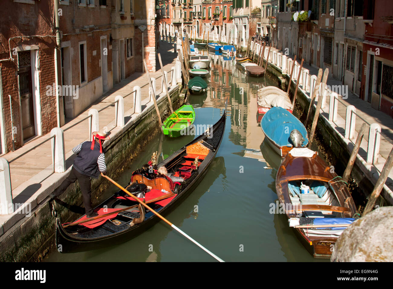 Venezia, Italy-February 24, 2014:gondola veneziana.Per secoli le gondole sono stati i principali mezzi di trasporto e la maggior parte dei comuni di w Foto Stock