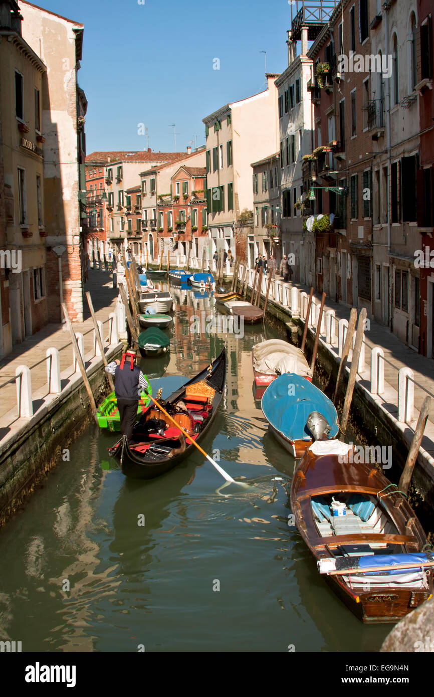 Venezia, Italy-February 24, 2014:gondola veneziana.Per secoli le gondole sono stati i principali mezzi di trasporto e la maggior parte dei comuni di w Foto Stock