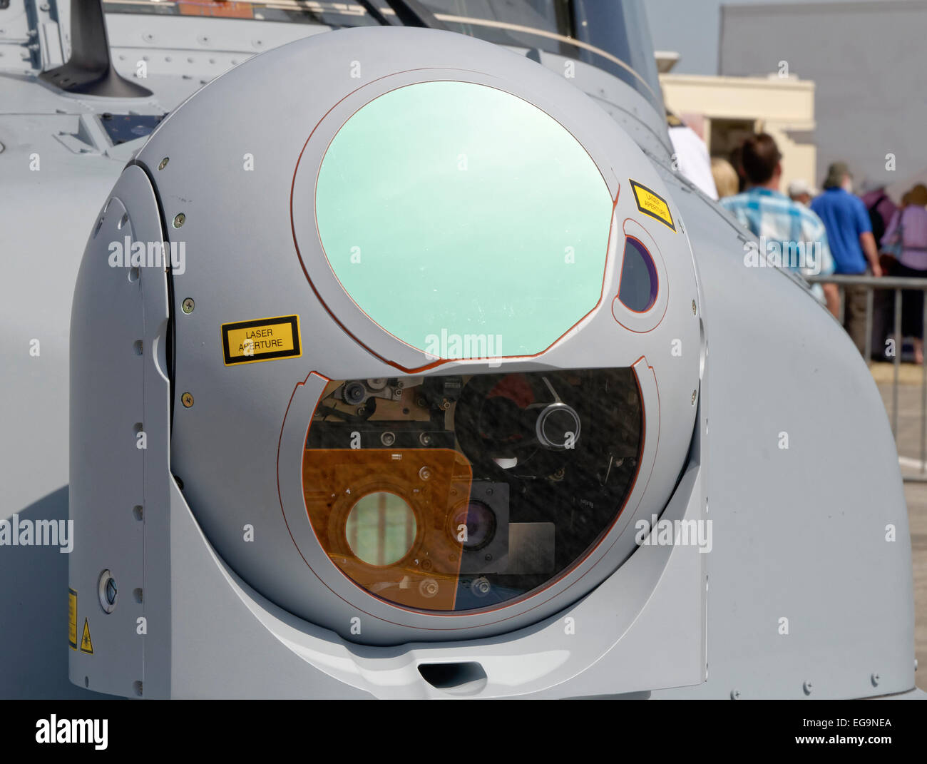 Close-up di naso-montato Wescam MX-15D multi-sensore di imaging e sistema di emissione laser su un AgustaWestland AW159 Wildcat HM2 elicottero Foto Stock