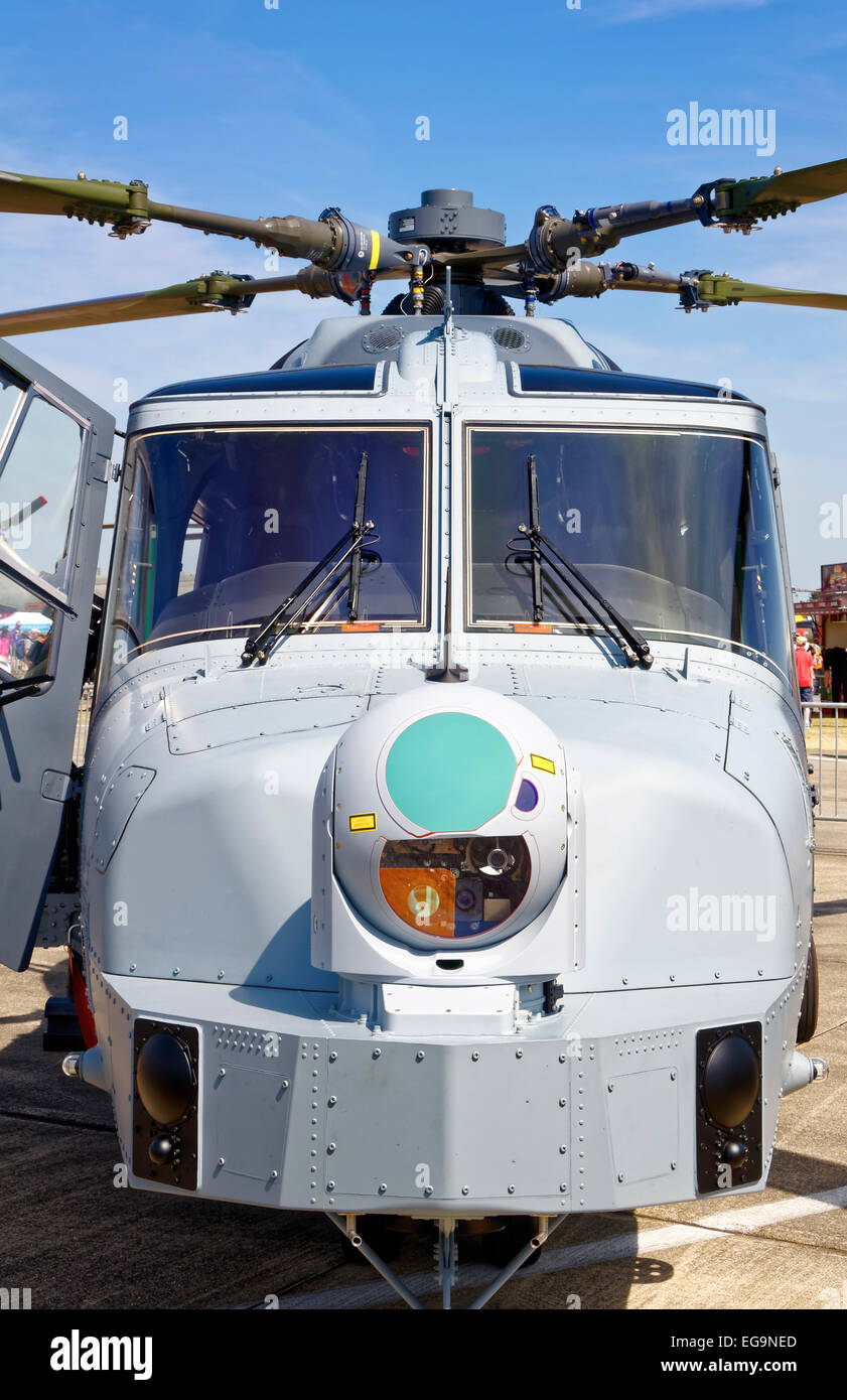 AgustaWestland AW159 Wildcat HM2 elicottero mostrante naso-montato Wescam MX-15D multi-sensore di imaging e sistema di emissione laser Foto Stock