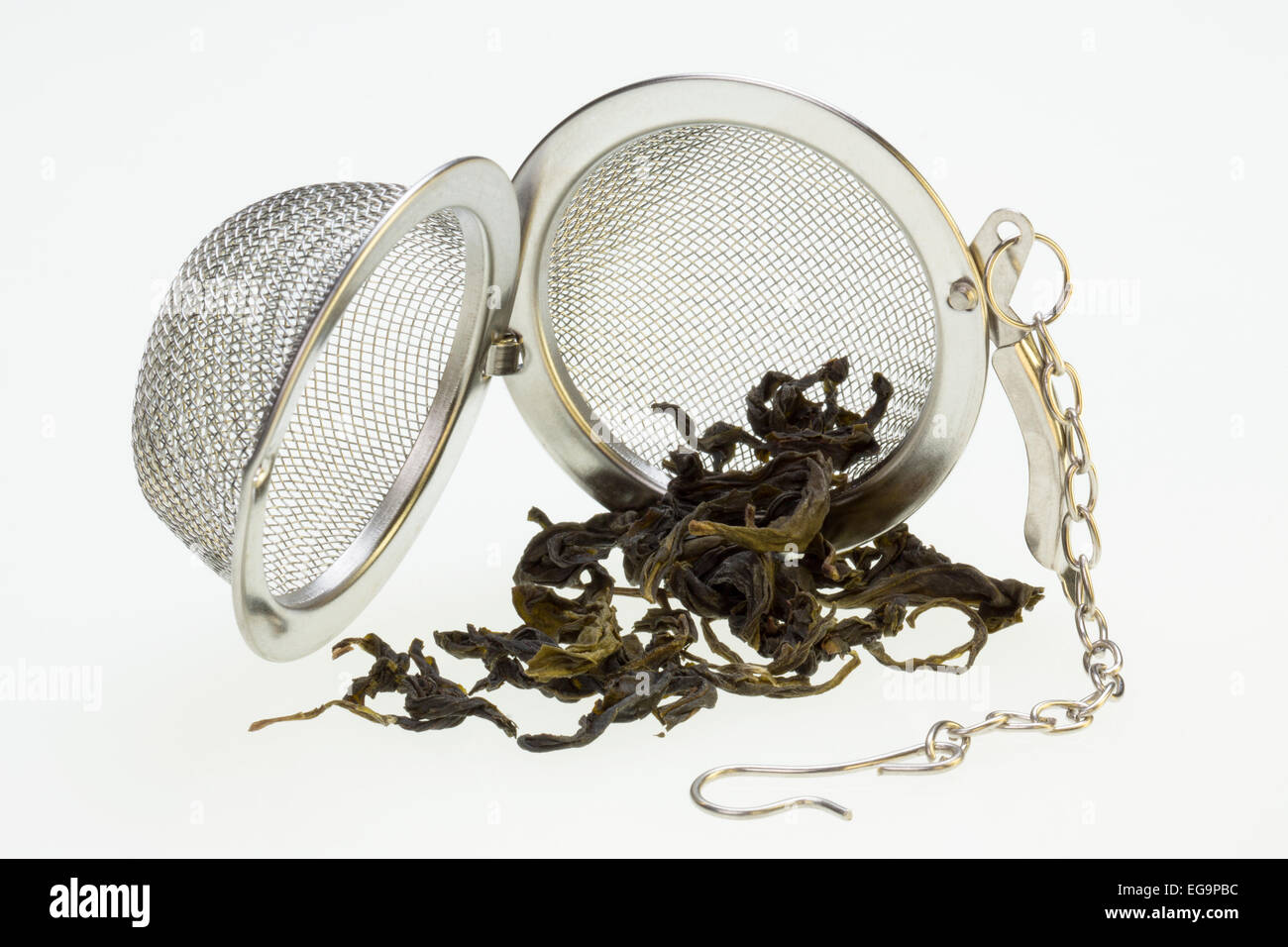 Un tè di infusione di cestello o cestello della birra e tè verde. Foto Stock