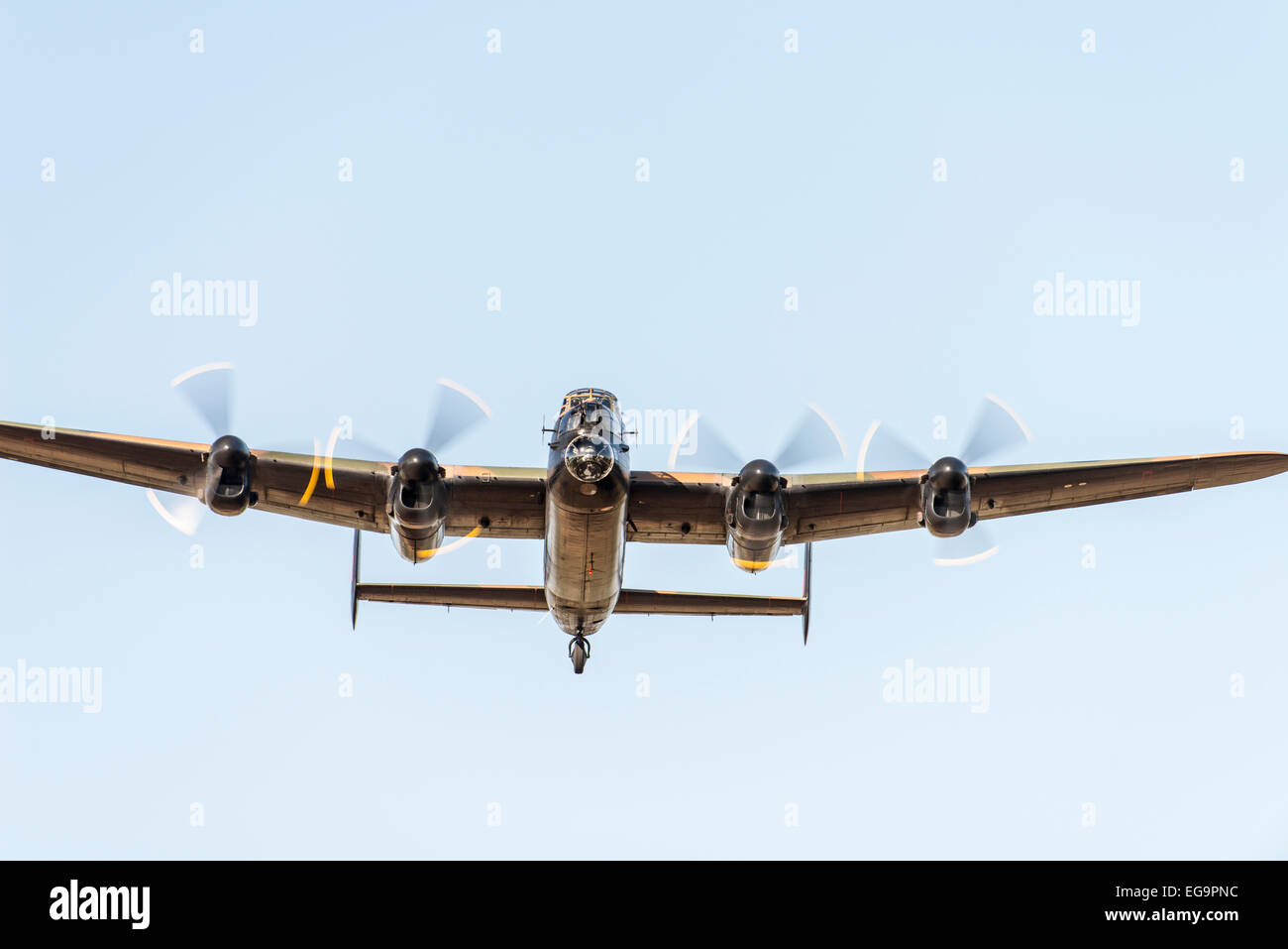 Avro Lancaster, da sotto contro il cielo pallido Foto Stock