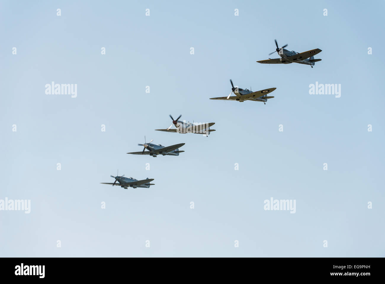 5 Spitfires del Battle of Britain Memorial flight battenti in linea Foto Stock