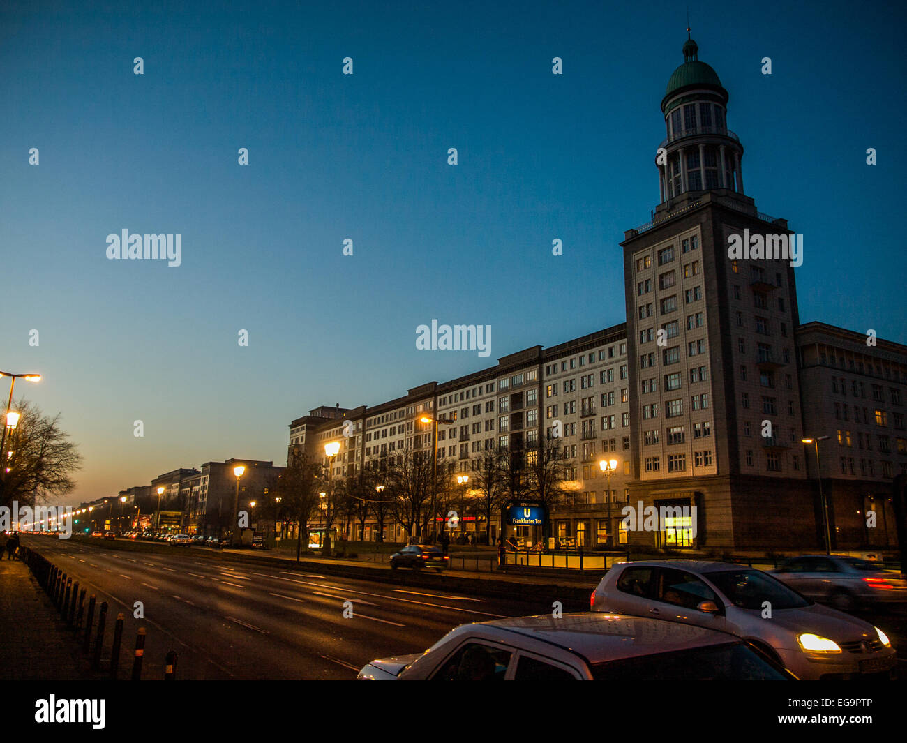 Frankfurter Tor, kar-Marx Strasse, Berlino di notte. Foto Stock