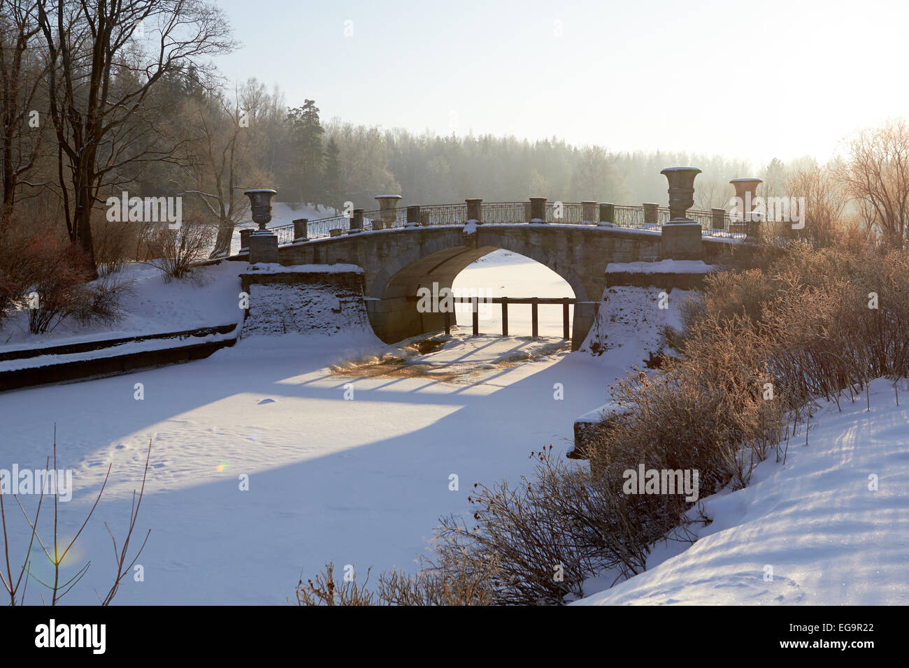 Paesaggio invernale con ponte vecchio giorno soleggiato Foto Stock