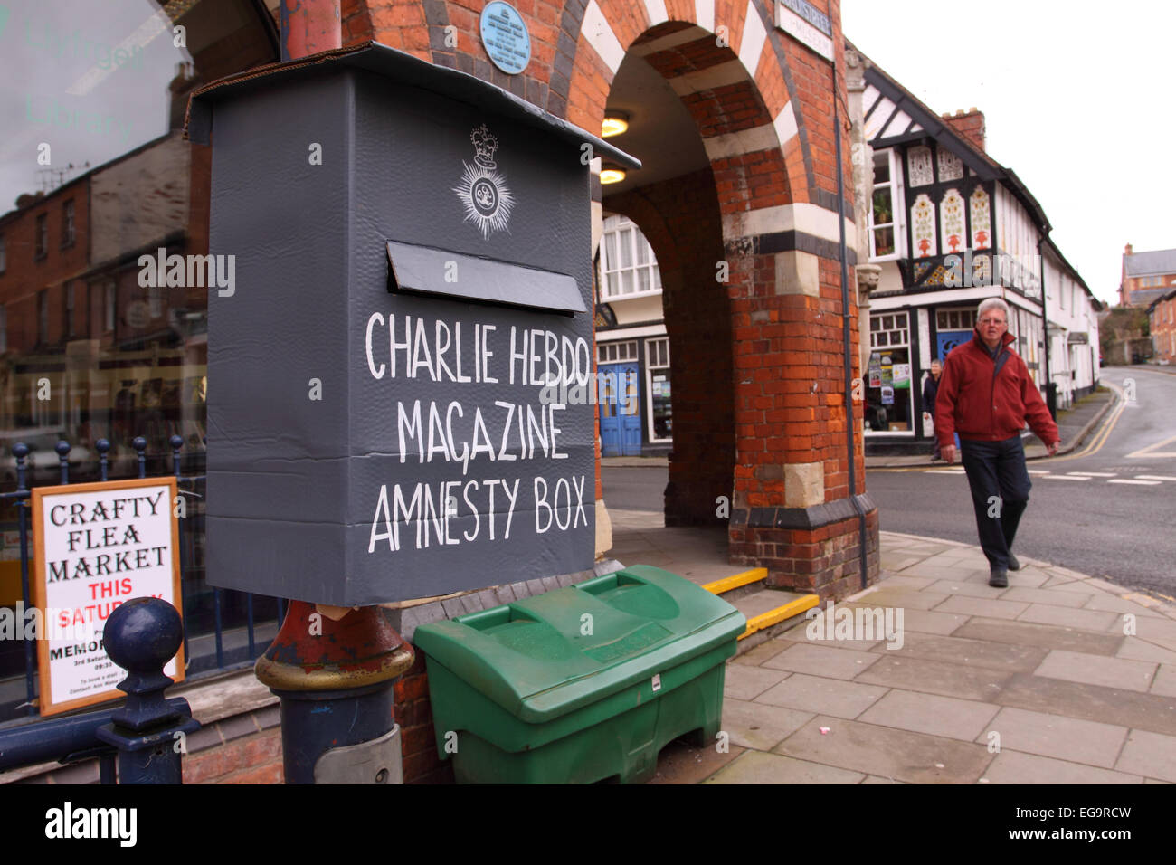 Presteigne, Powys, Wales, Regno Unito. Xx Febbraio, 2015. Uno spoof Charlie Hebdo amnesty box è apparso nel Galles centrale città di Presteigne. In precedenza questo mese a funzionari di polizia Dyfed-Powys interrogato un edicola di giornali locali sulle copie della rivista satirica che erano in vendita in Presteigne. Lo scherzo di Charlie Hebdo amnesty box imita quelle usate dalle forze di polizia per coltelli. Foto Stock