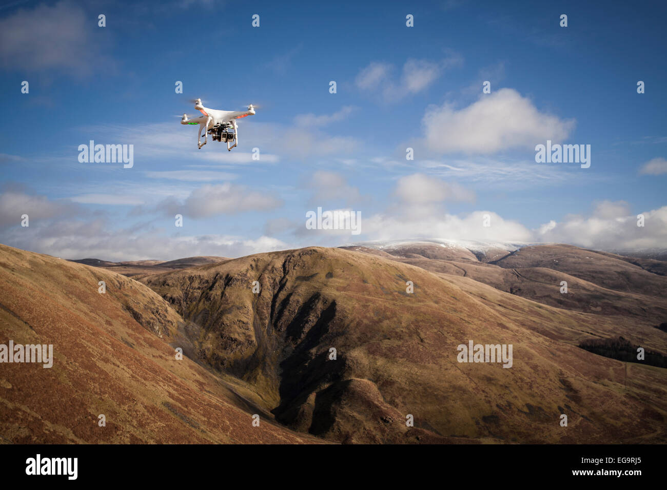 Un drone vola al di sopra di una quinta scenografica in una giornata di sole Foto Stock
